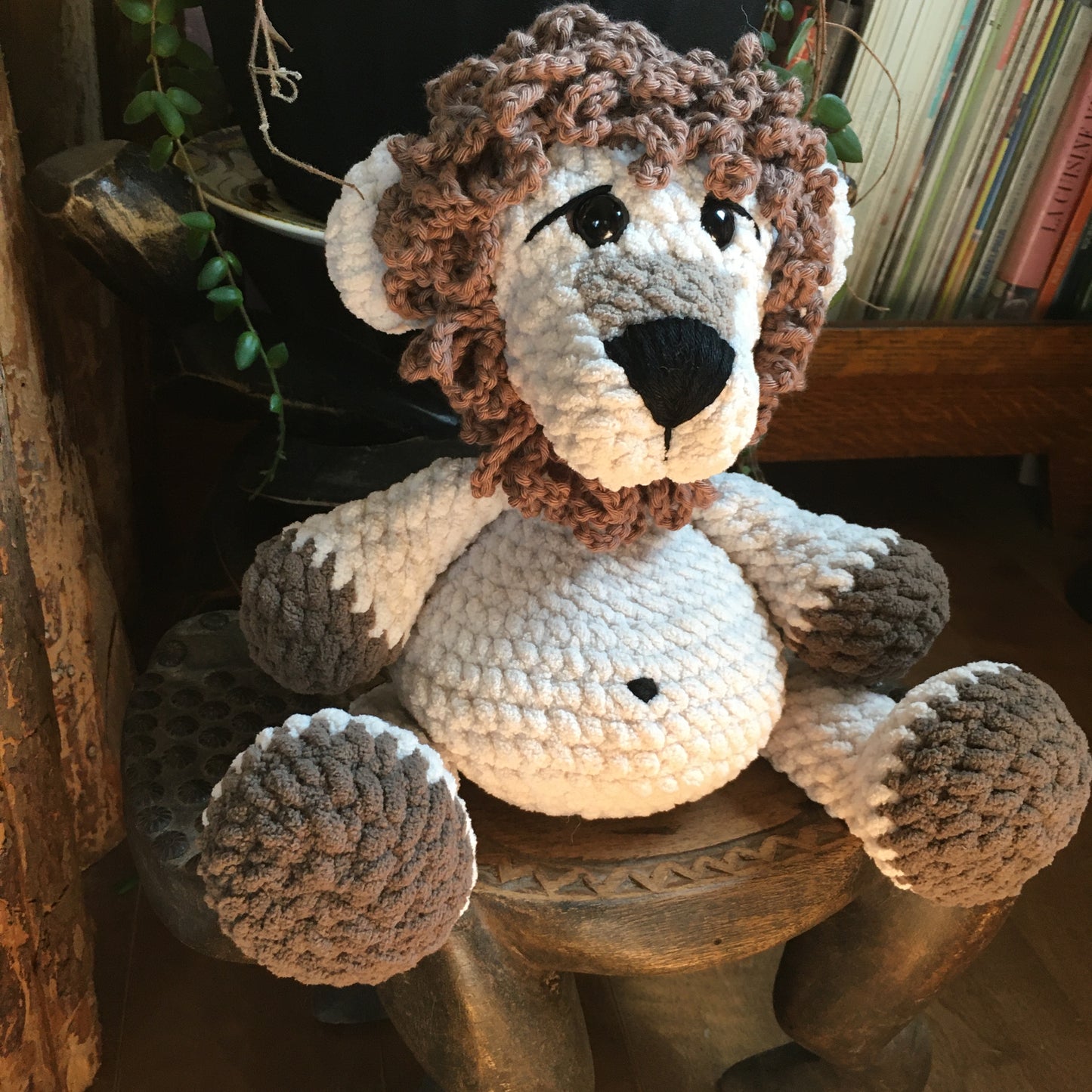 LE ROI LÉON - LION BLANC à grosse bedaine, peut être personnalisé en toutou de naissance