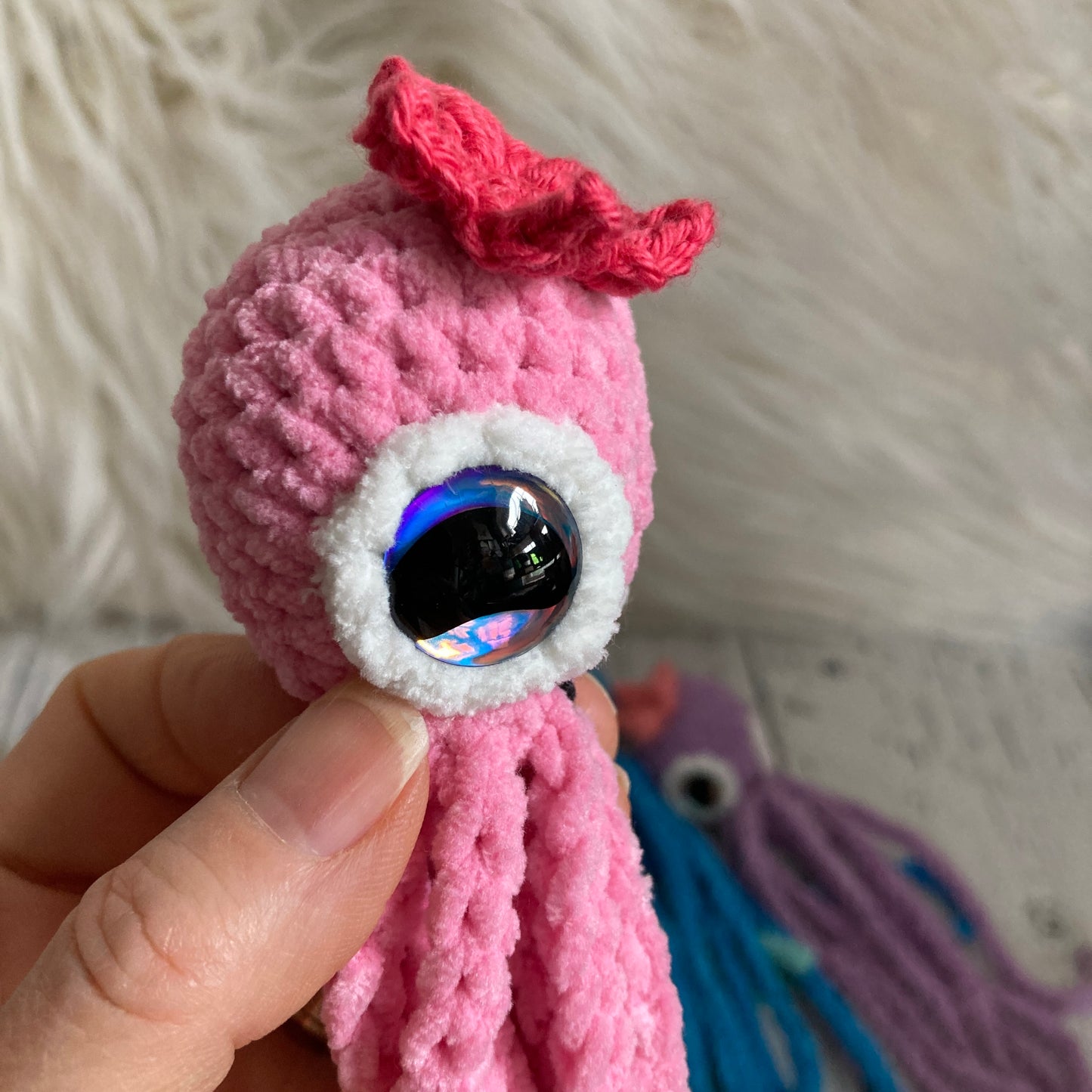 MINI OLLIE LA PIEUVRE - Darling Rose - Amigurumi HOCHET avec MAGNIFIQUES YEUX IRIDESCENTS BLEU (#1062)