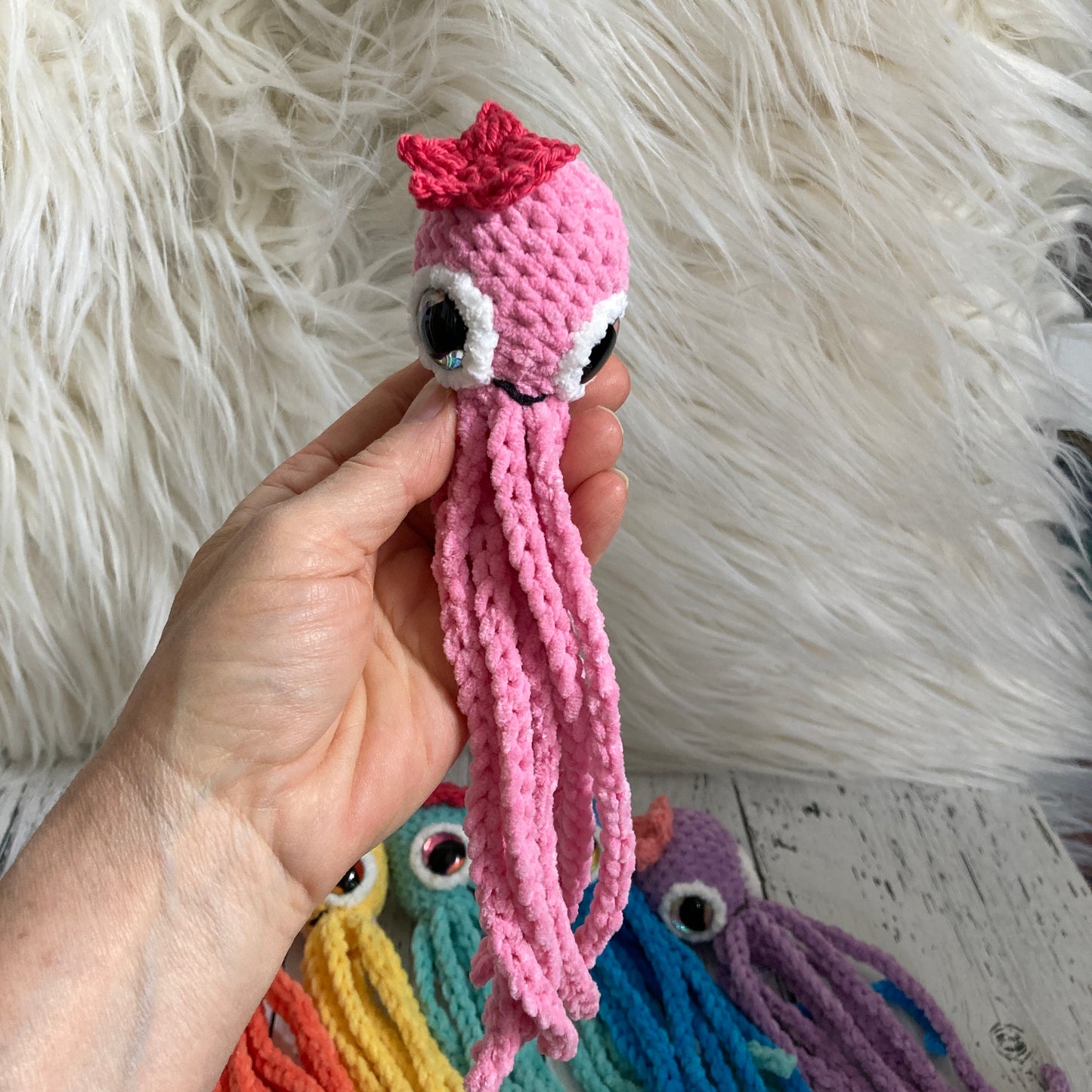 MINI OLLIE LA PIEUVRE - Darling Rose - Amigurumi HOCHET avec MAGNIFIQUES YEUX IRIDESCENTS BLEU (#1062)