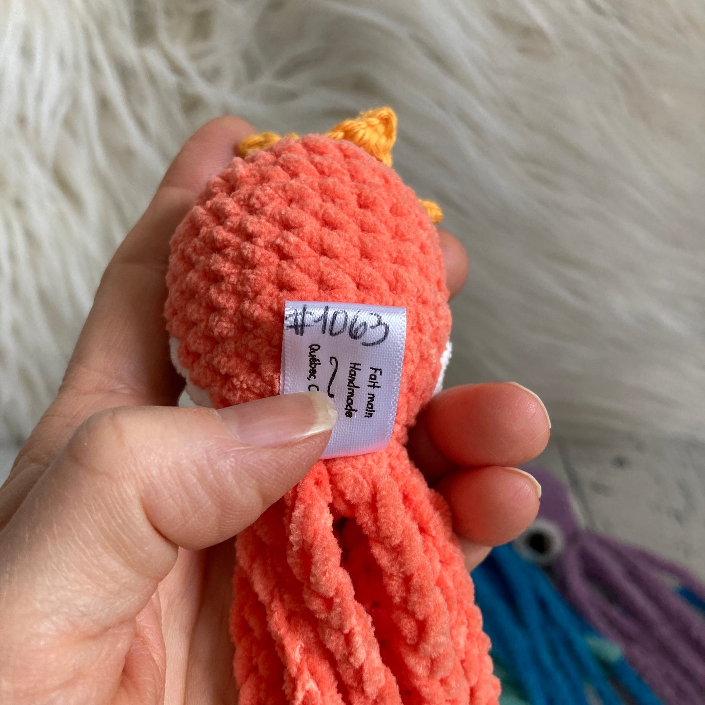 MINI OLLIE LA PIEUVRE - Darling Orange - Amigurumi HOCHET avec MAGNIFIQUES YEUX IRIDESCENTS BLEU (#1063)