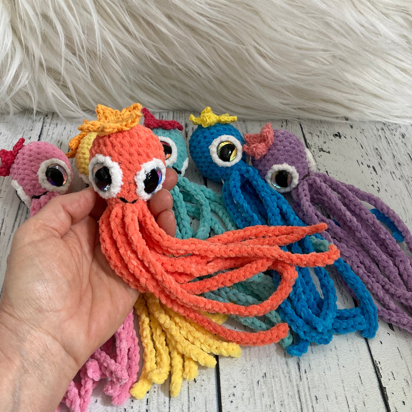 MINI OLLIE LA PIEUVRE - Darling Orange - Amigurumi HOCHET avec MAGNIFIQUES YEUX IRIDESCENTS BLEU (#1063)