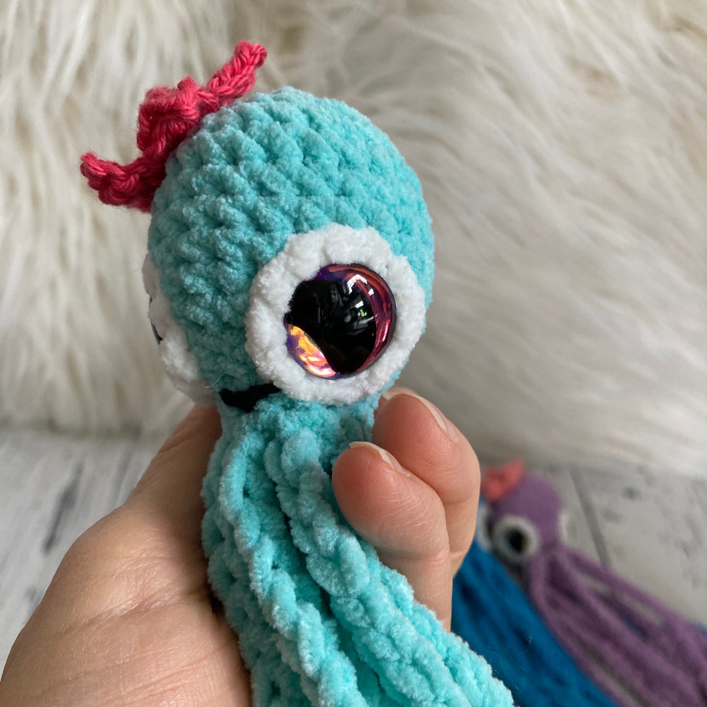 MINI OLLIE LA PIEUVRE - Darling Aqua - Amigurumi HOCHET avec MAGNIFIQUES YEUX IRIDESCENTS ROSE (#1065)