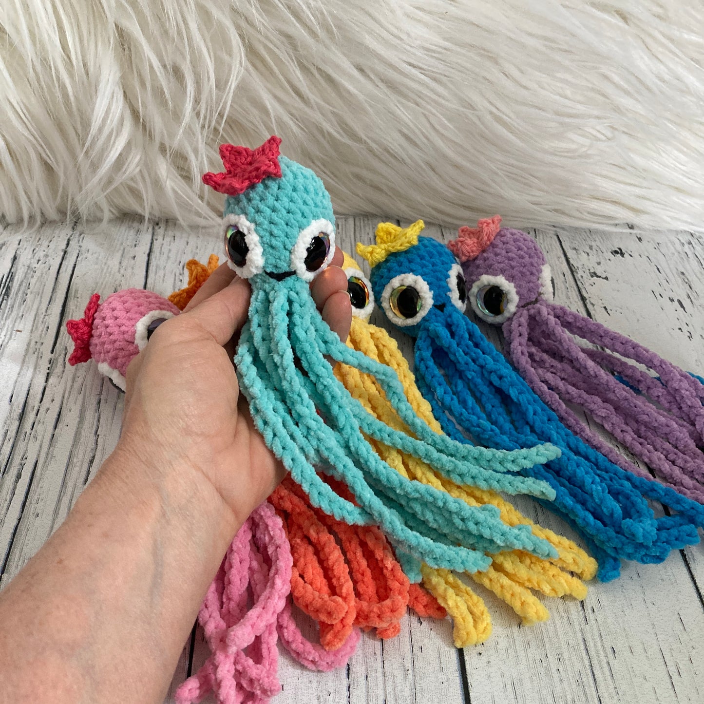 MINI OLLIE LA PIEUVRE - Darling Aqua - Amigurumi HOCHET avec MAGNIFIQUES YEUX IRIDESCENTS ROSE (#1065)