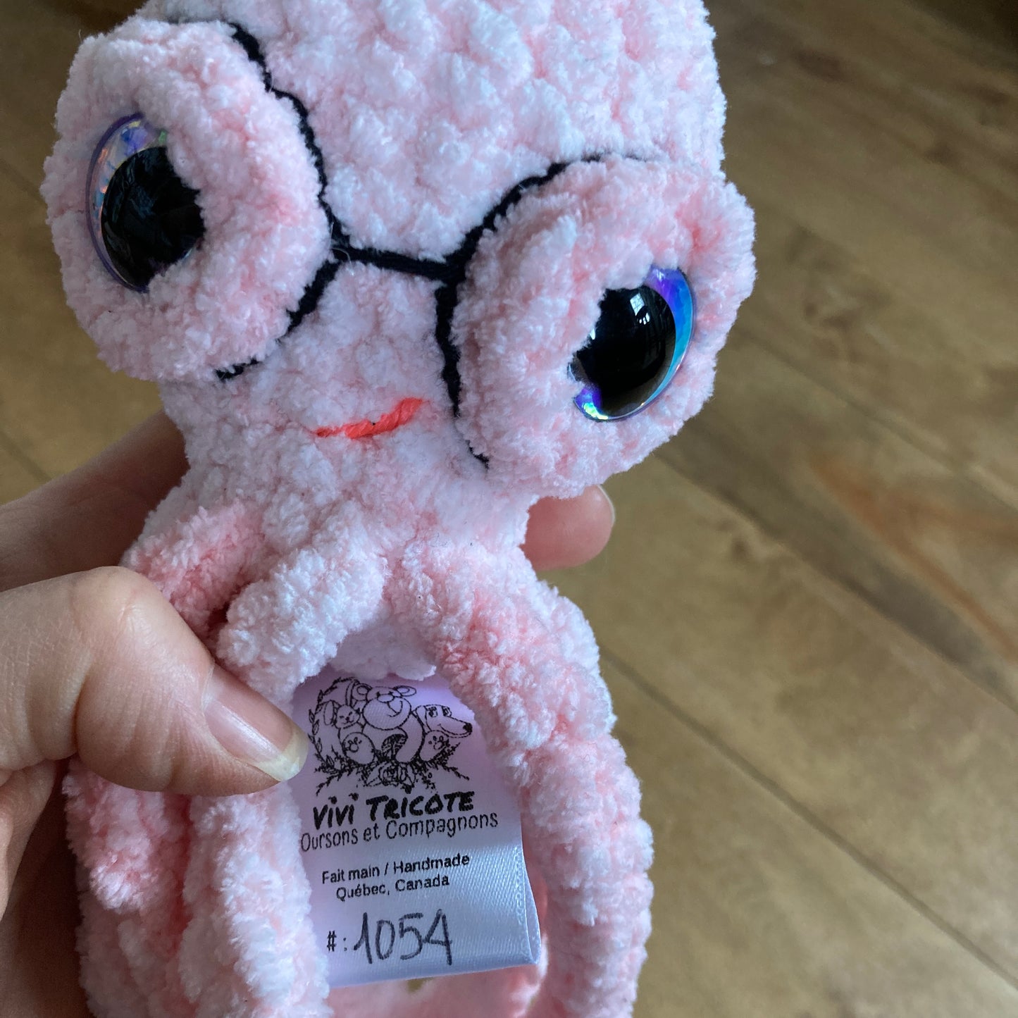 OLLIE LA PIEUVRE Rose bébé - Amigurumi HOCHET avec MAGNIFIQUES YEUX IRIDESCENTS BLEU (#1054)