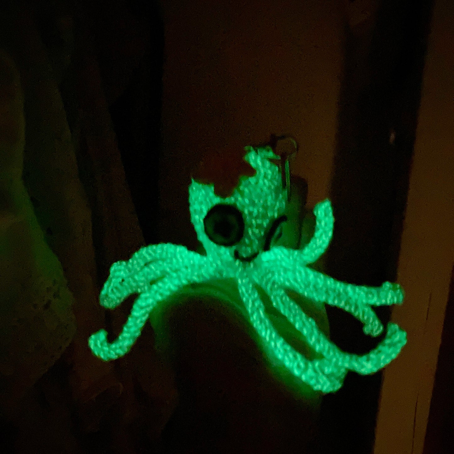 PORTE-CLÉS MINI OLLIE LA PIEUVRE BLEU - Amigurumi qui BRILLE DANS LE NOIR