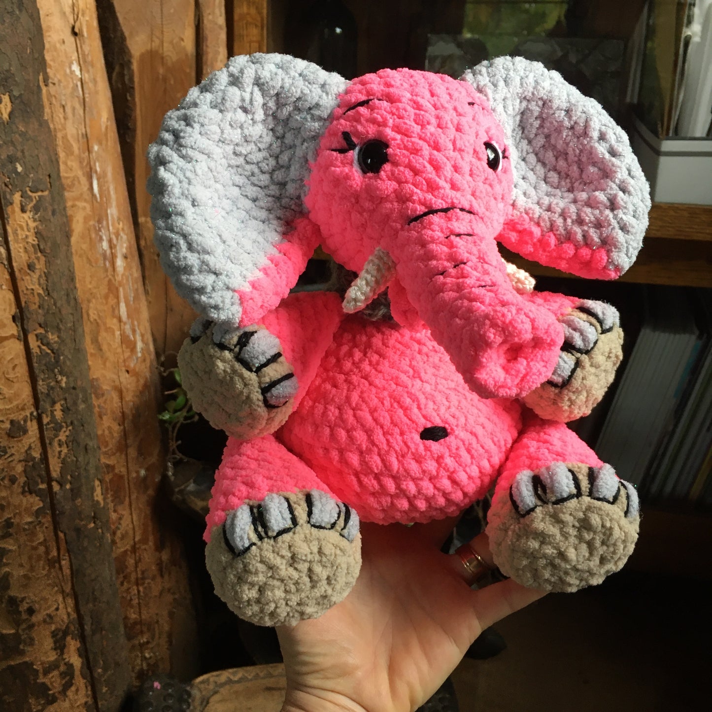 ANGÉLA L’ÉLÉPHANT ROSE à grosse bedaine, peut être personnalisé en TOUTOU DE NAISSANCE