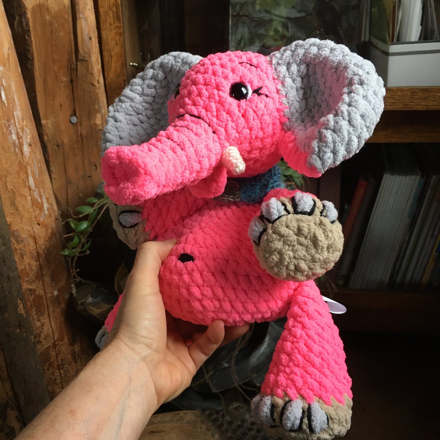 ANGÉLA L’ÉLÉPHANT ROSE à grosse bedaine, peut être personnalisé en TOUTOU DE NAISSANCE