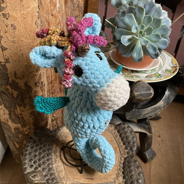 THE SPARKLING UNICORN, the little curly sea unicorn with pretty aquatic colors