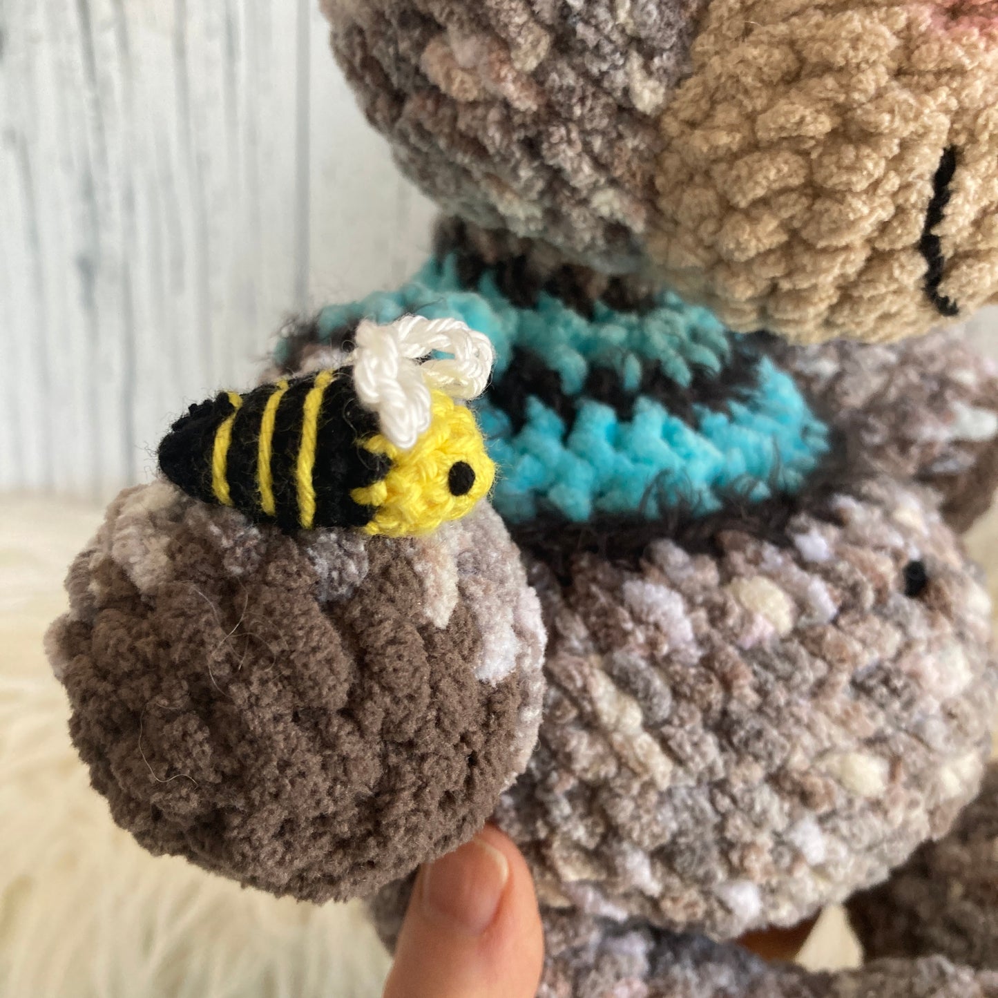MINNIE L’OURSON - chocolat, crème et turquoise - peut être personnalisé en PELUCHE DE NAISSANCE