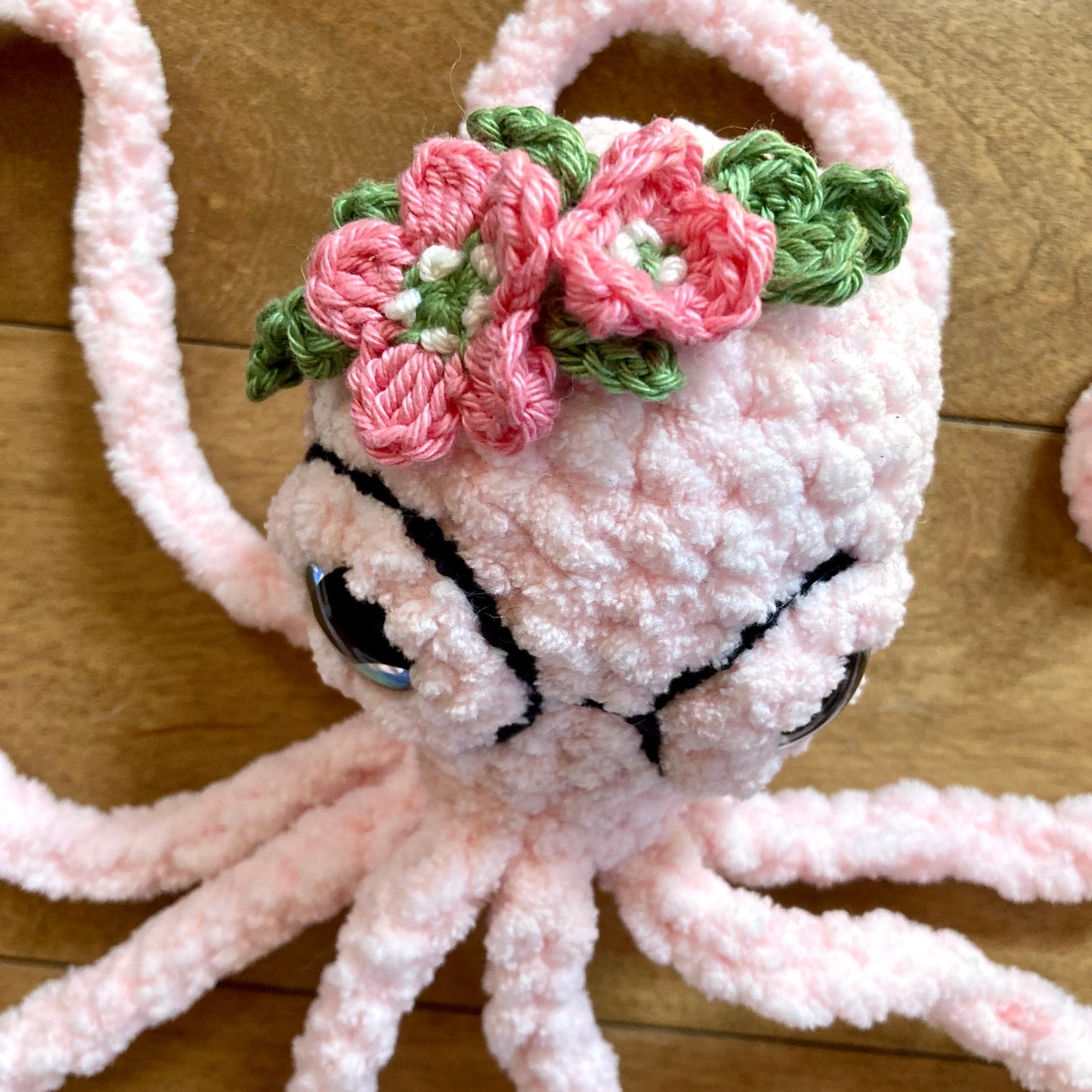 OLLIE LA PIEUVRE Rose bébé - Amigurumi avec MAGNIFIQUES YEUX IRIDESCENTS OR (#1047)