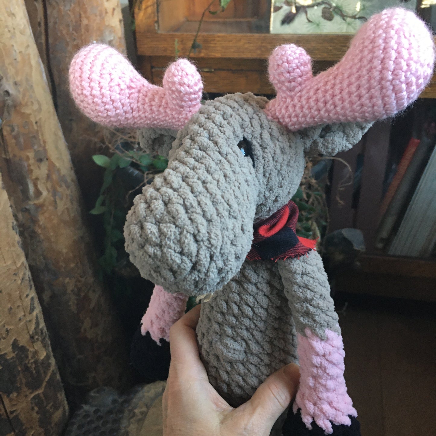 Jack le NONORIGNAL couleurs chocolat au lait et rose, avec yeux sécuritaire, la peluche orignal style lumberjack, Peut être personnalisé en TOUTOU DE NAISANCE