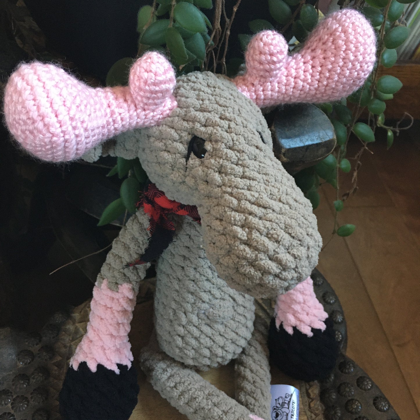 Jack le NONORIGNAL couleurs chocolat au lait et rose, avec yeux sécuritaire, la peluche orignal style lumberjack, Peut être personnalisé en TOUTOU DE NAISANCE