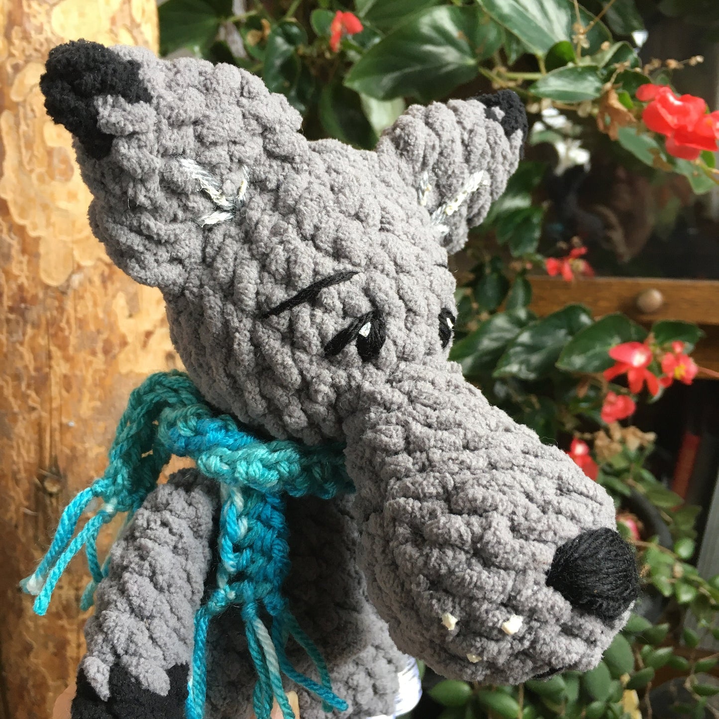 MIKALOUP le petit loup gris