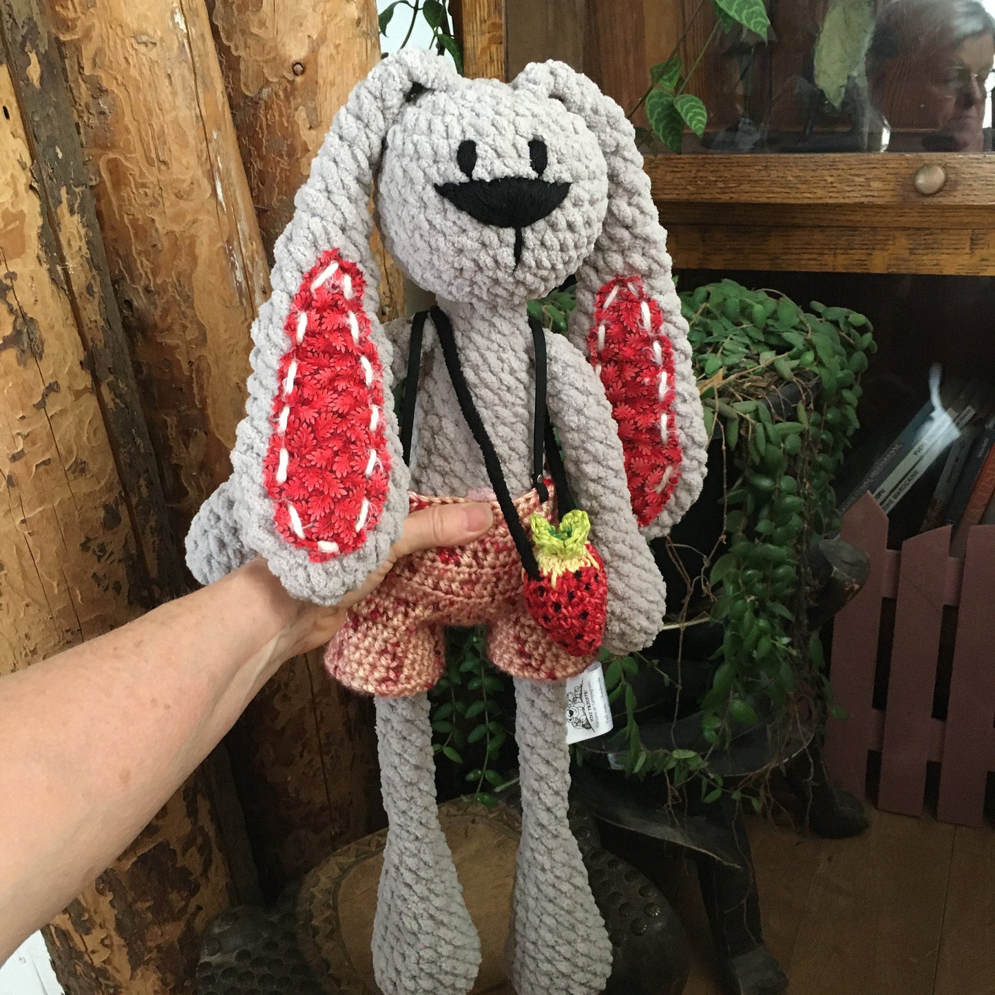 Le LAPIN CULOTTÉ tout gris aux longues avec sa petite fraise en bandoulière, Peut être personnalisé en TOUTOU DE NAISSANCE