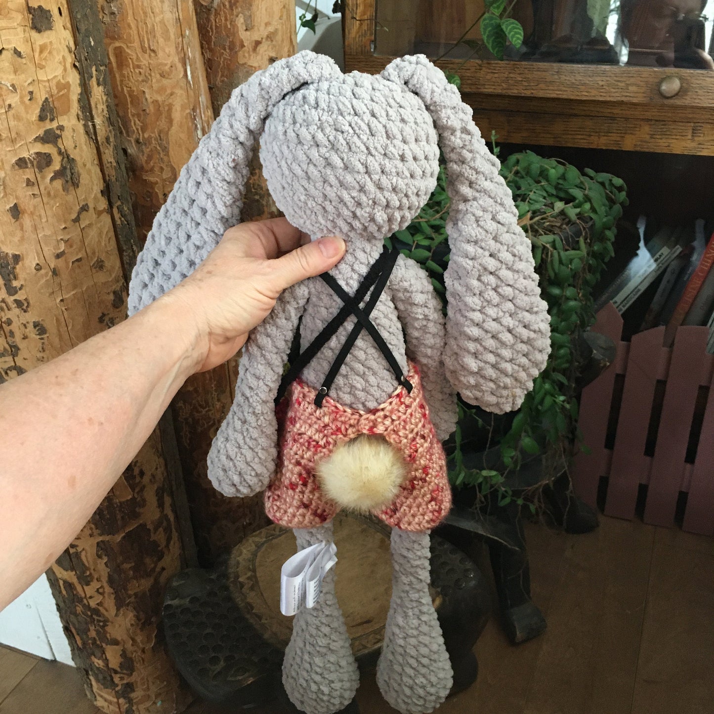 Le LAPIN CULOTTÉ tout gris aux longues avec sa petite fraise en bandoulière, Peut être personnalisé en TOUTOU DE NAISSANCE