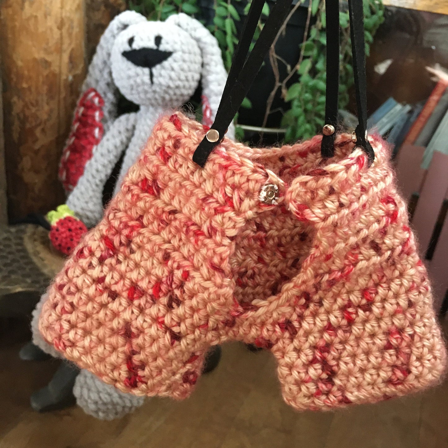 Le LAPIN CULOTTÉ tout gris aux longues avec sa petite fraise en bandoulière, Peut être personnalisé en TOUTOU DE NAISSANCE