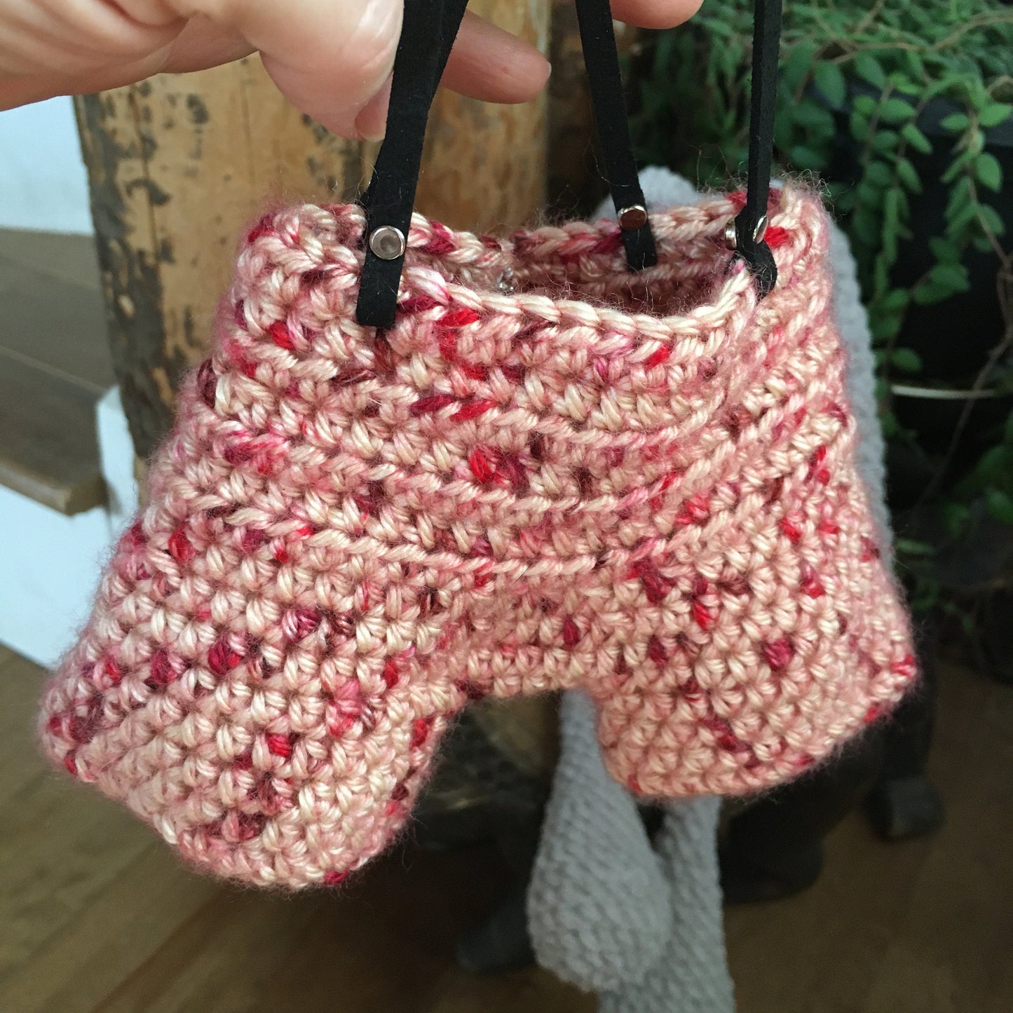 Le LAPIN CULOTTÉ tout gris aux longues avec sa petite fraise en bandoulière, Peut être personnalisé en TOUTOU DE NAISSANCE
