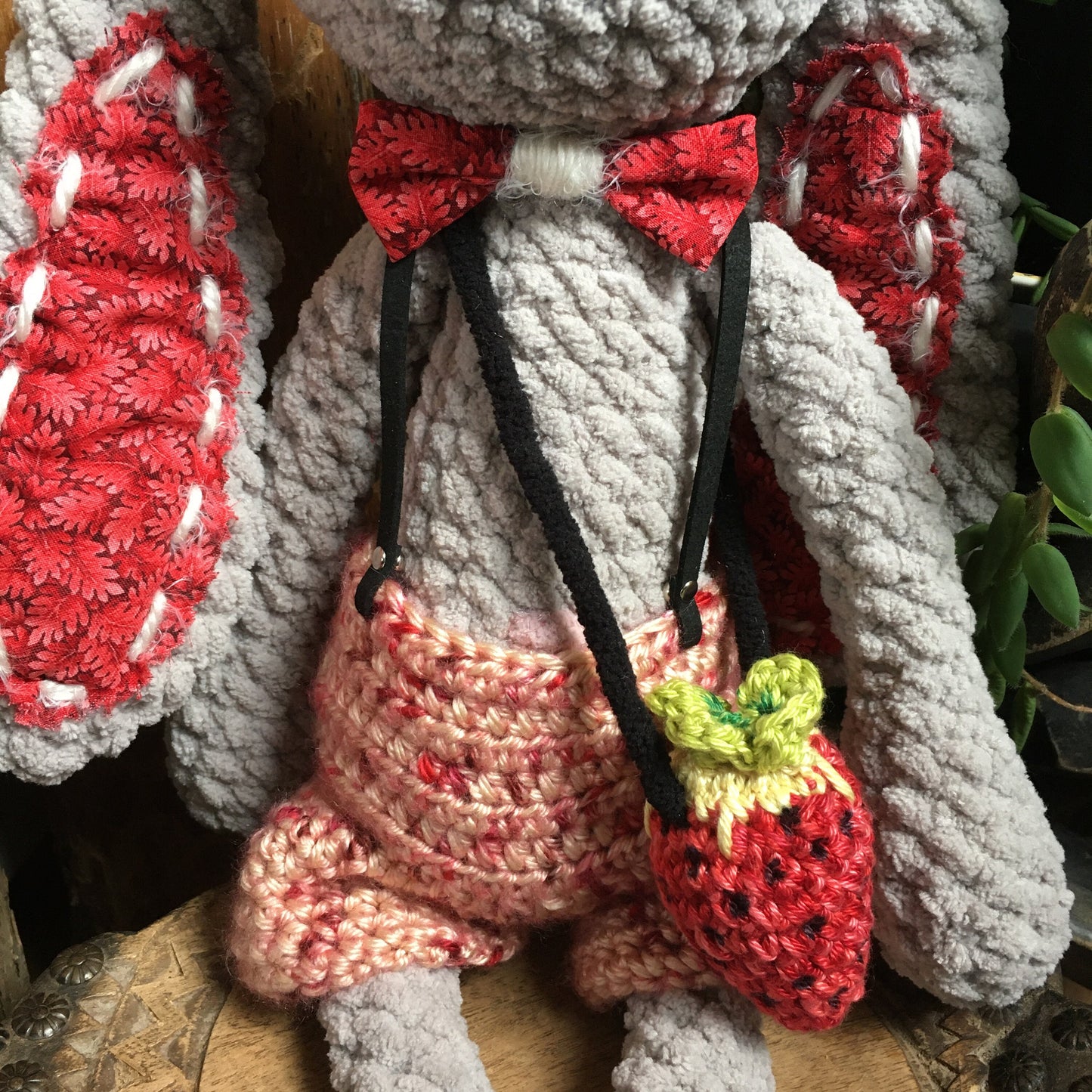 Le LAPIN CULOTTÉ tout gris aux longues avec sa petite fraise en bandoulière, Peut être personnalisé en TOUTOU DE NAISSANCE
