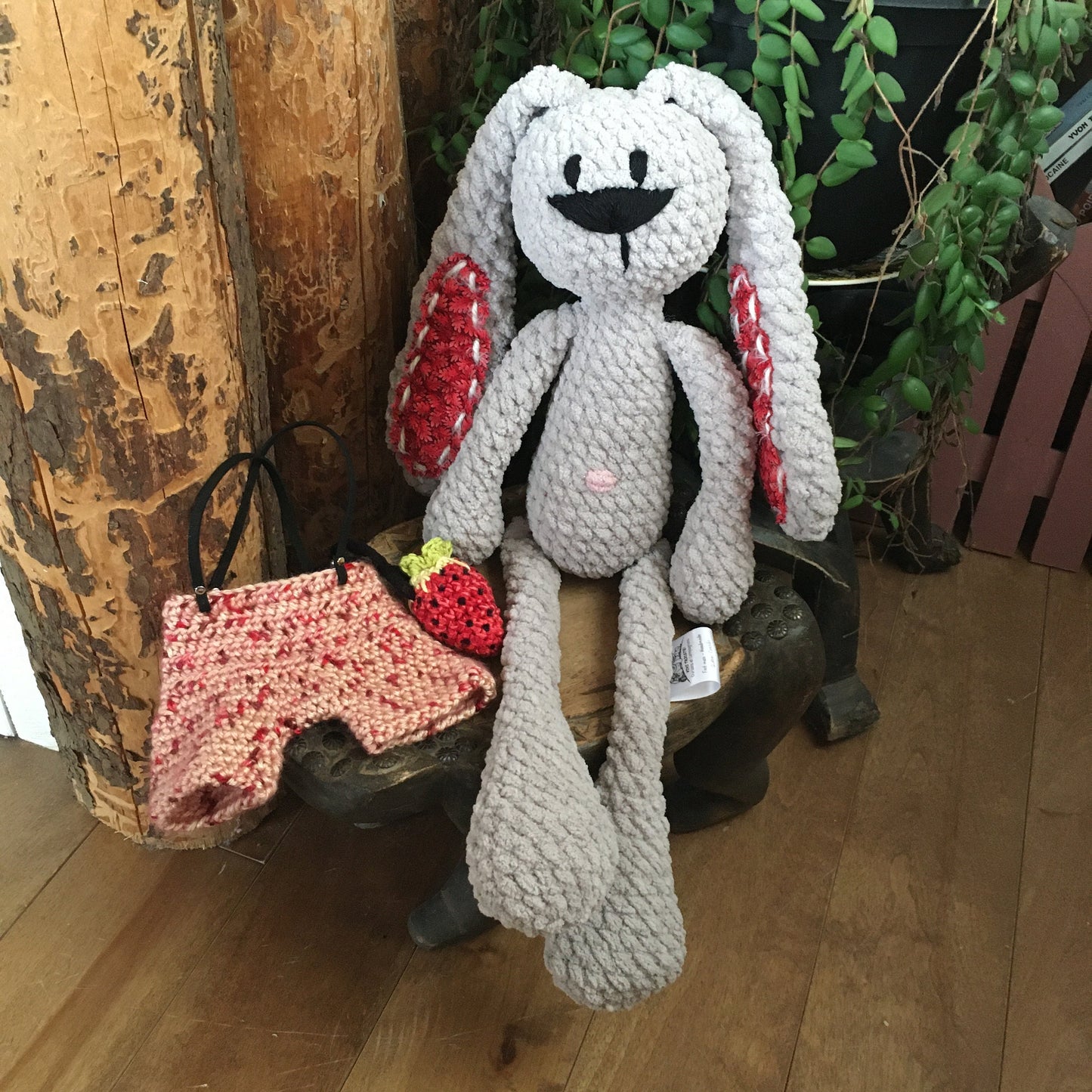 Le LAPIN CULOTTÉ tout gris aux longues avec sa petite fraise en bandoulière, Peut être personnalisé en TOUTOU DE NAISSANCE