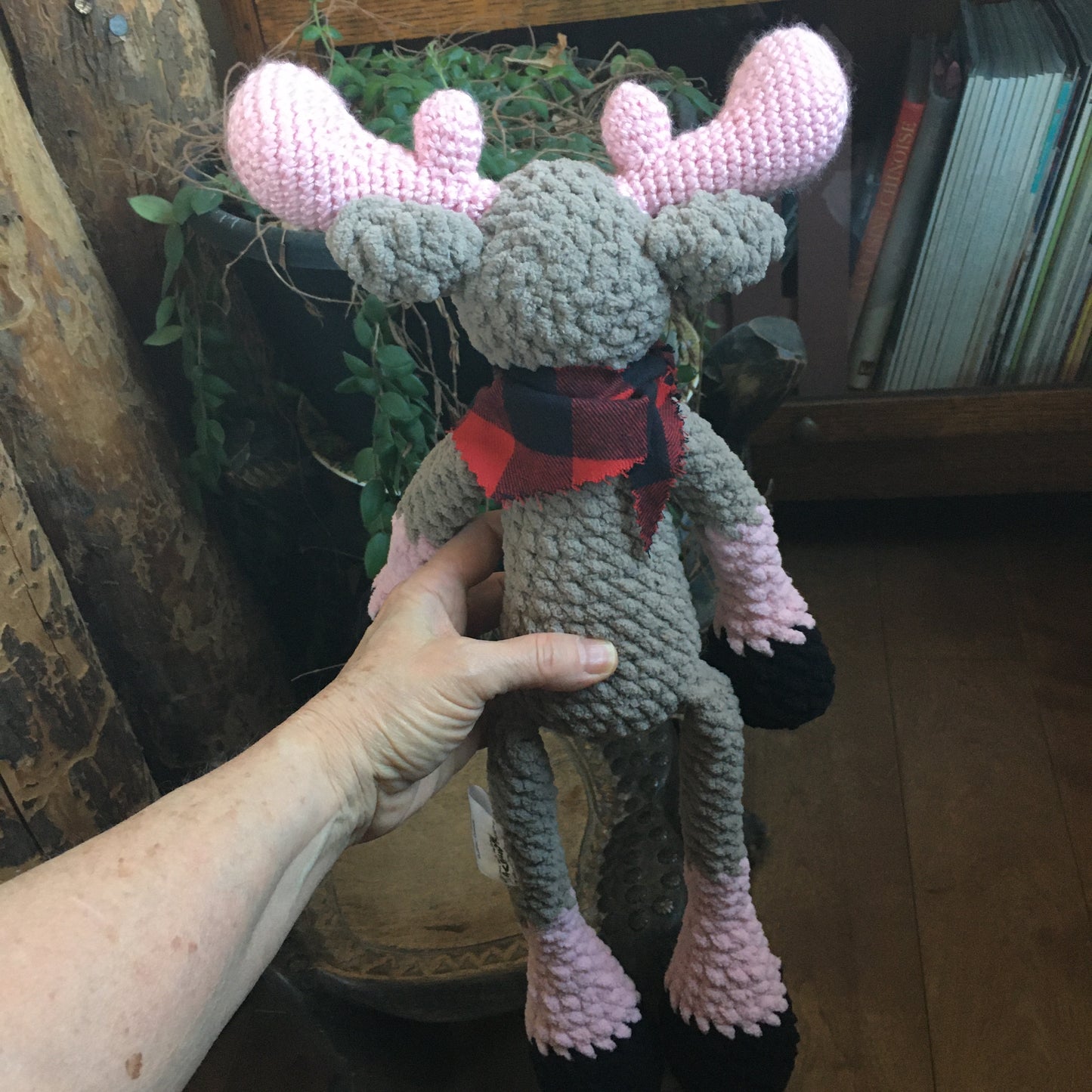 Jack le NONORIGNAL couleurs chocolat au lait et rose, avec yeux sécuritaire, la peluche orignal style lumberjack, Peut être personnalisé en TOUTOU DE NAISANCE