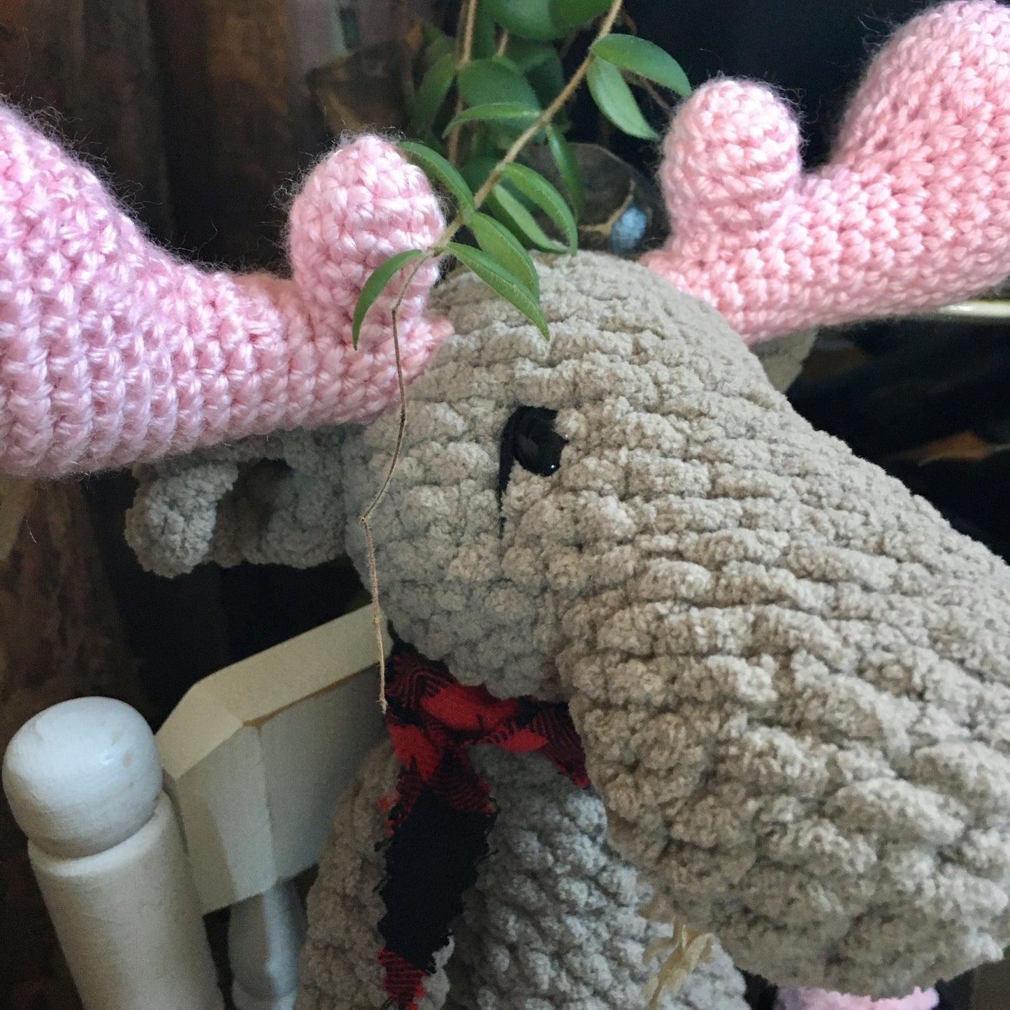 Jack le NONORIGNAL couleurs chocolat au lait et rose, avec yeux sécuritaire, la peluche orignal style lumberjack, Peut être personnalisé en TOUTOU DE NAISANCE