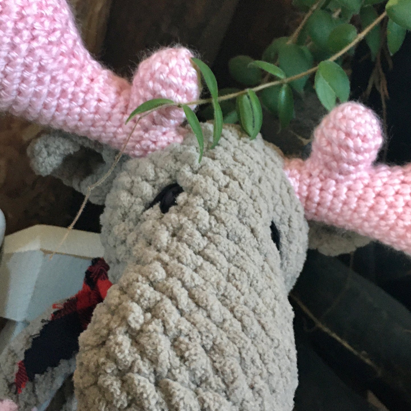 Jack le NONORIGNAL couleurs chocolat au lait et rose, avec yeux sécuritaire, la peluche orignal style lumberjack, Peut être personnalisé en TOUTOU DE NAISANCE