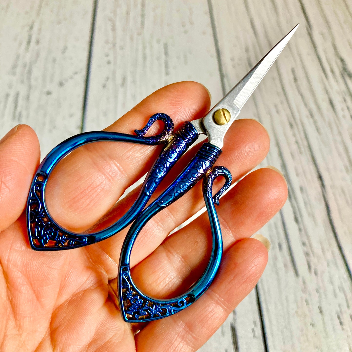 CISEAUX À BRODER bleu irisé