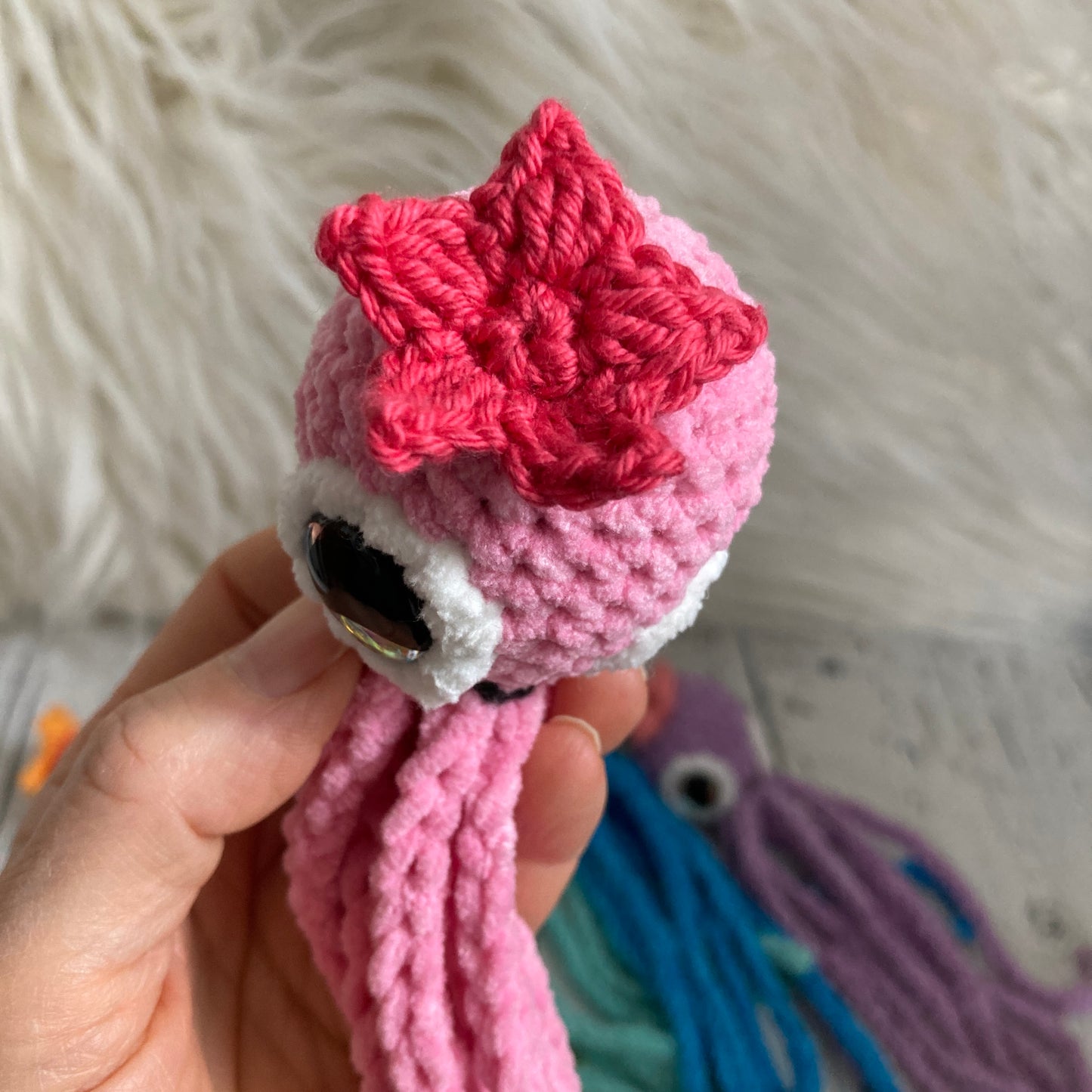 MINI OLLIE LA PIEUVRE - Darling Rose - Amigurumi HOCHET avec MAGNIFIQUES YEUX IRIDESCENTS BLEU (#1062)