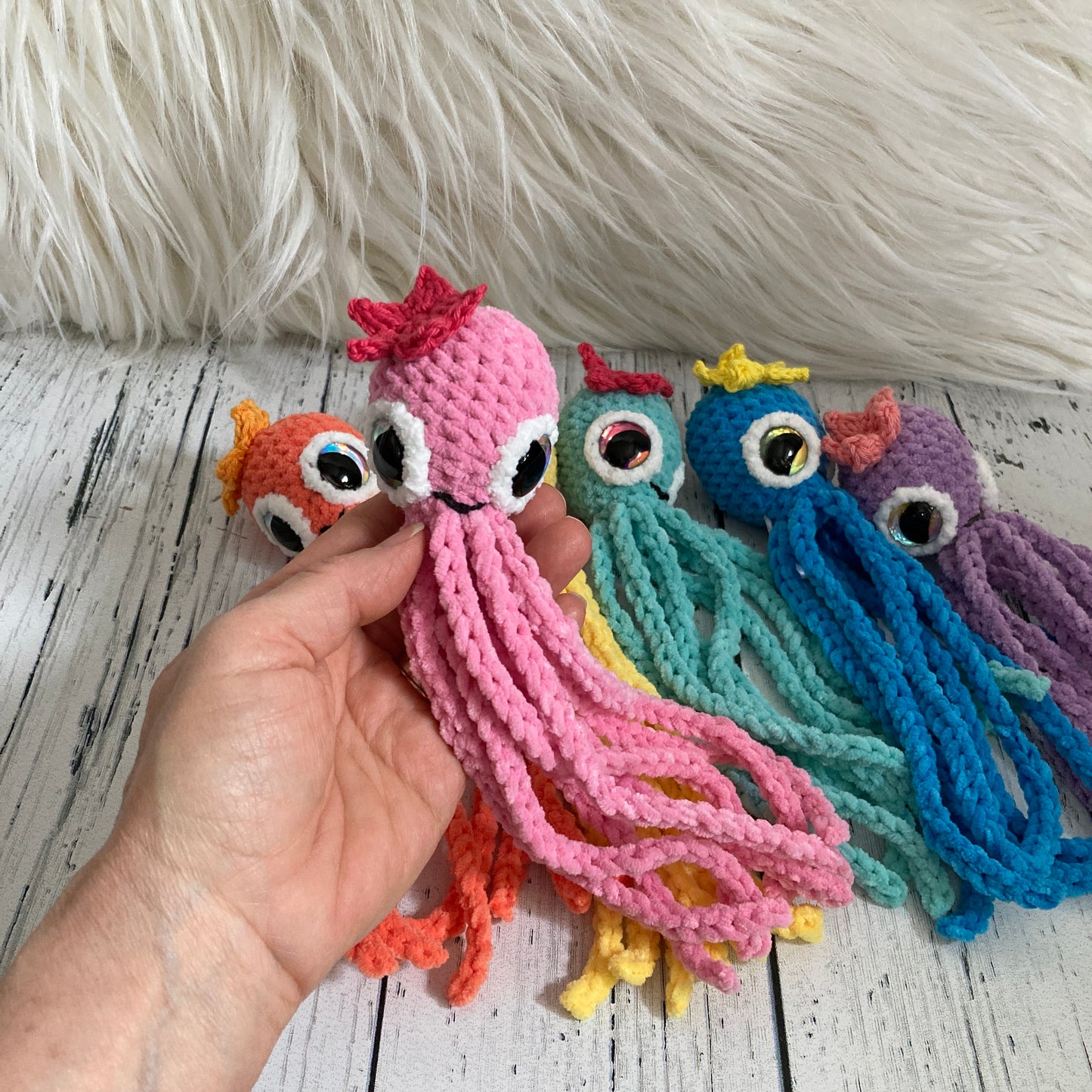 MINI OLLIE LA PIEUVRE - Darling Rose - Amigurumi HOCHET avec MAGNIFIQUES YEUX IRIDESCENTS BLEU (#1062)