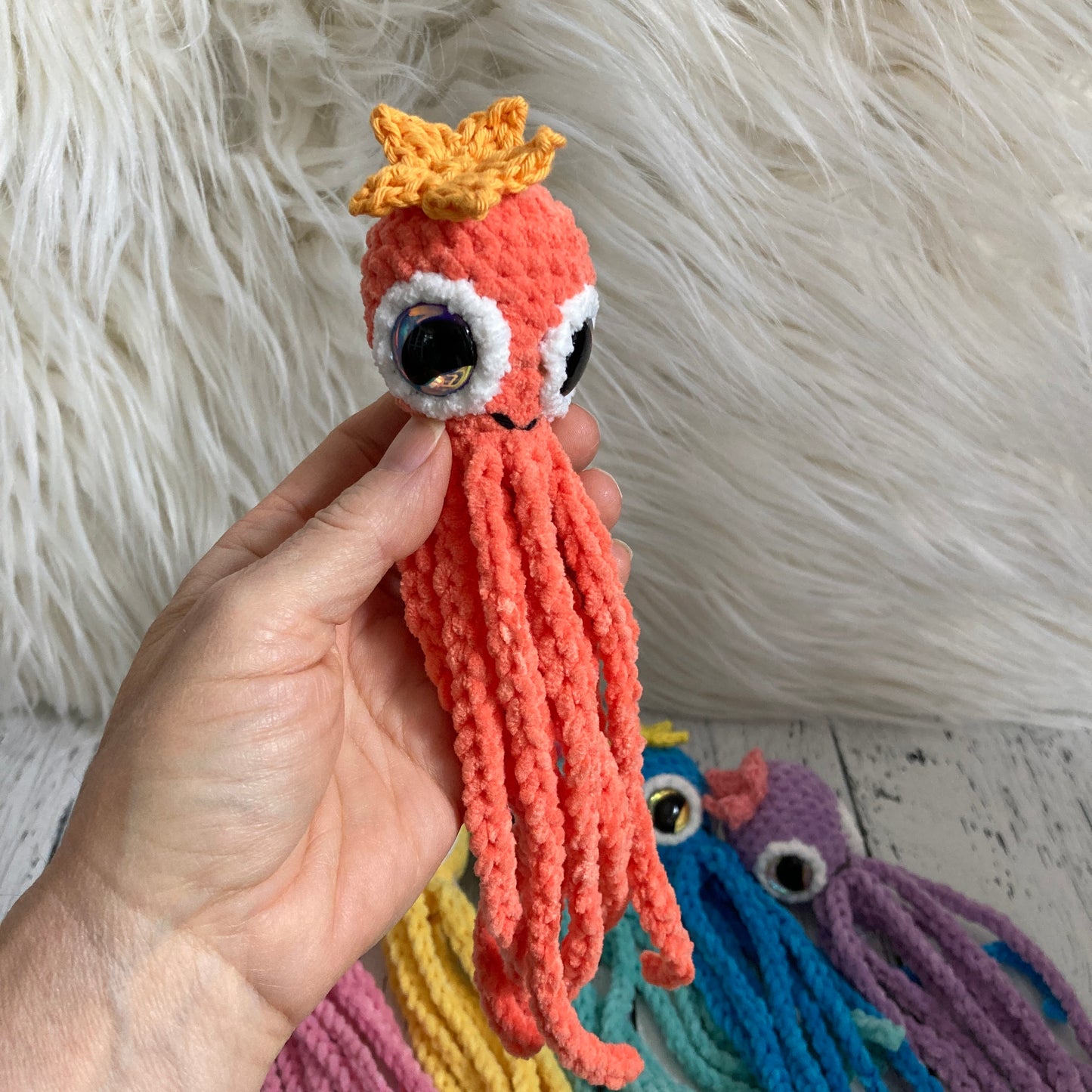 MINI OLLIE LA PIEUVRE - Darling Orange - Amigurumi HOCHET avec MAGNIFIQUES YEUX IRIDESCENTS BLEU (#1063)