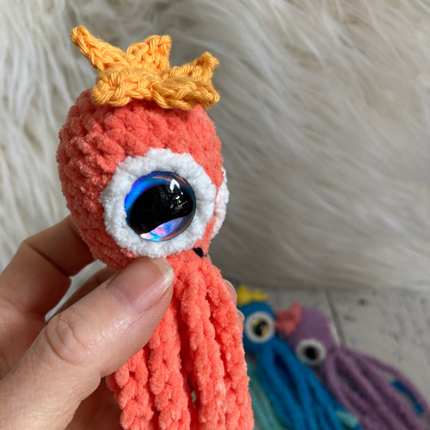 MINI OLLIE LA PIEUVRE - Darling Orange - Amigurumi HOCHET avec MAGNIFIQUES YEUX IRIDESCENTS BLEU (#1063)