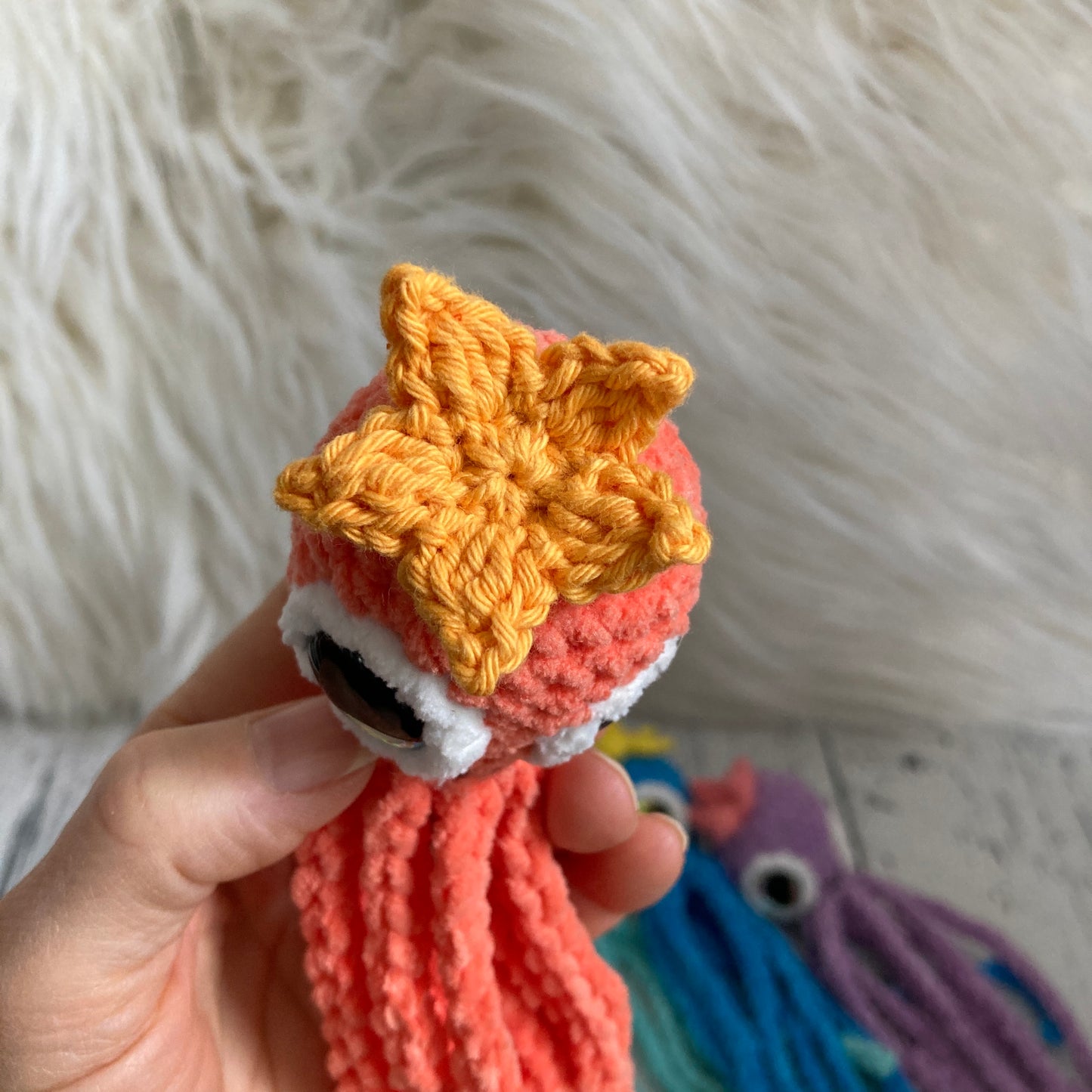 MINI OLLIE LA PIEUVRE - Darling Orange - Amigurumi HOCHET avec MAGNIFIQUES YEUX IRIDESCENTS BLEU (#1063)