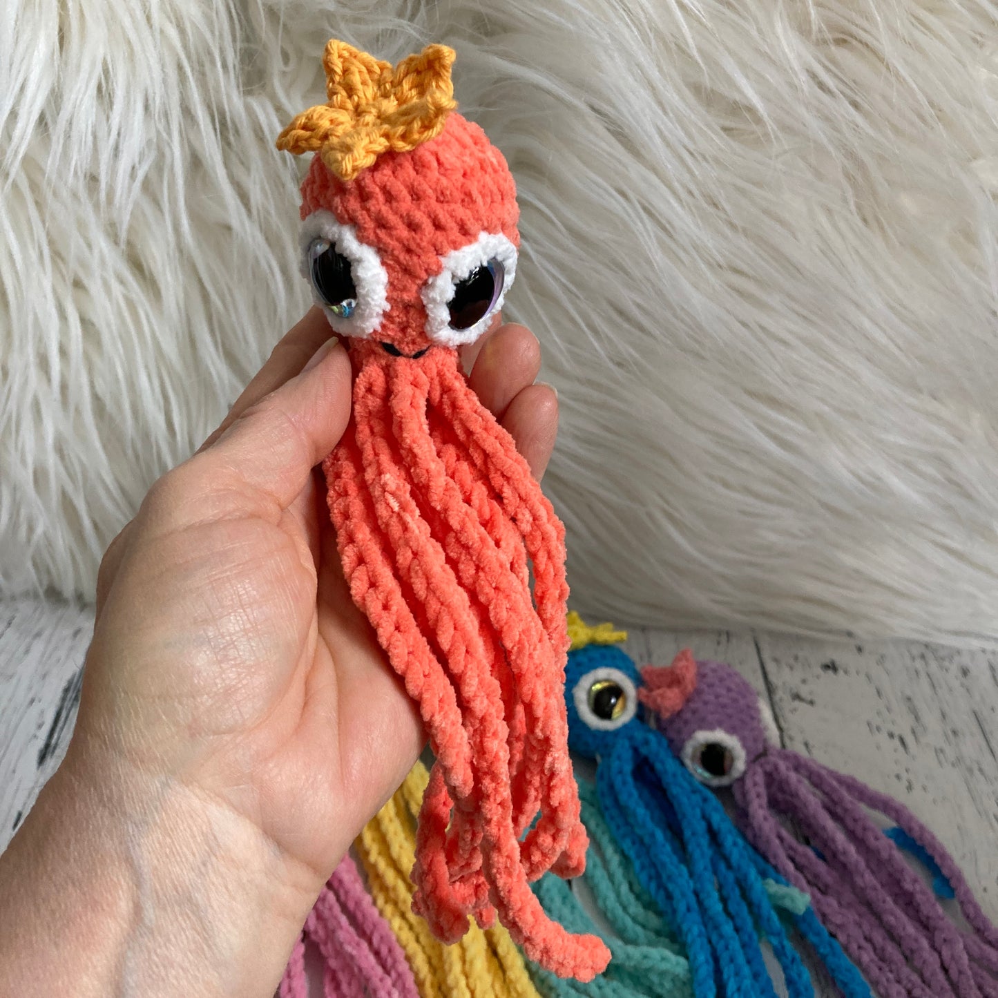 MINI OLLIE LA PIEUVRE - Darling Orange - Amigurumi HOCHET avec MAGNIFIQUES YEUX IRIDESCENTS BLEU (#1063)