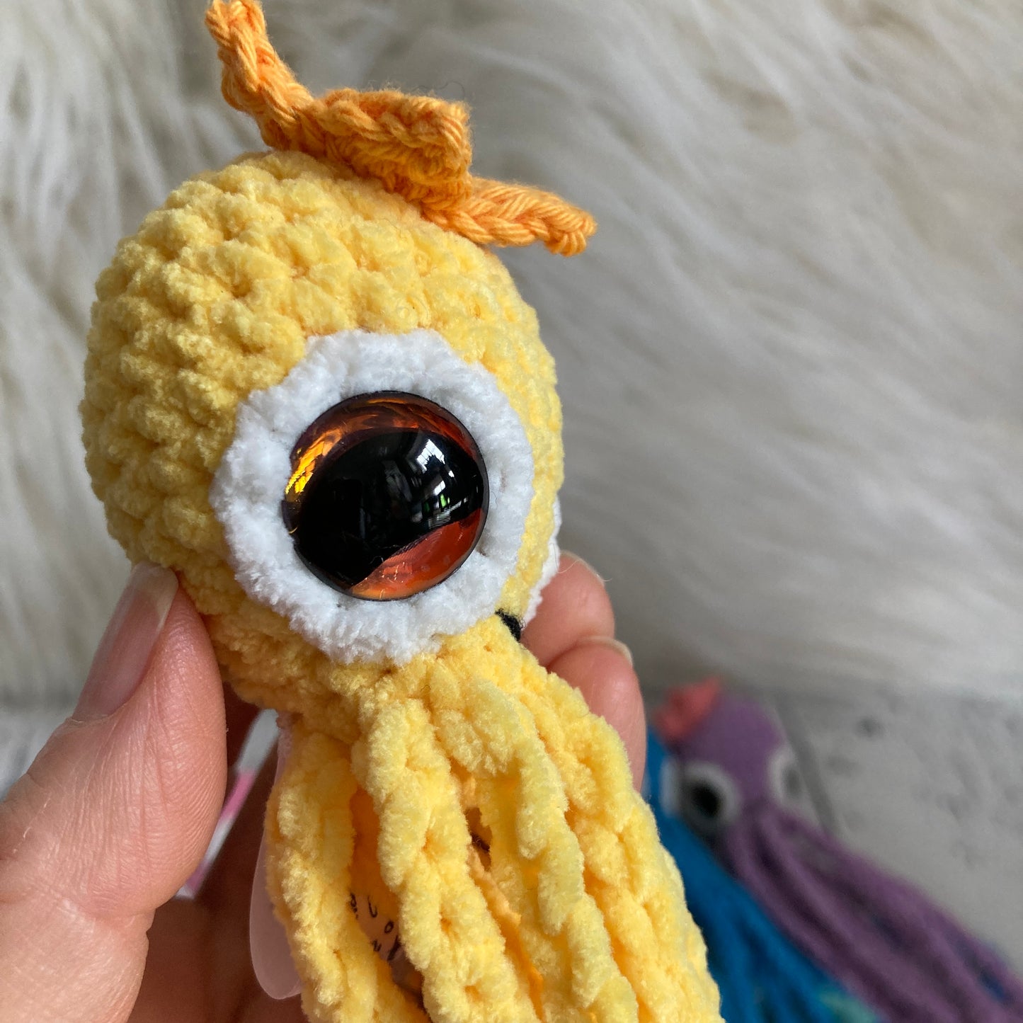 MINI OLLIE LA PIEUVRE - Darling Jaune - Amigurumi HOCHET avec MAGNIFIQUES YEUX IRIDESCENTS CUIVRE (#1064)