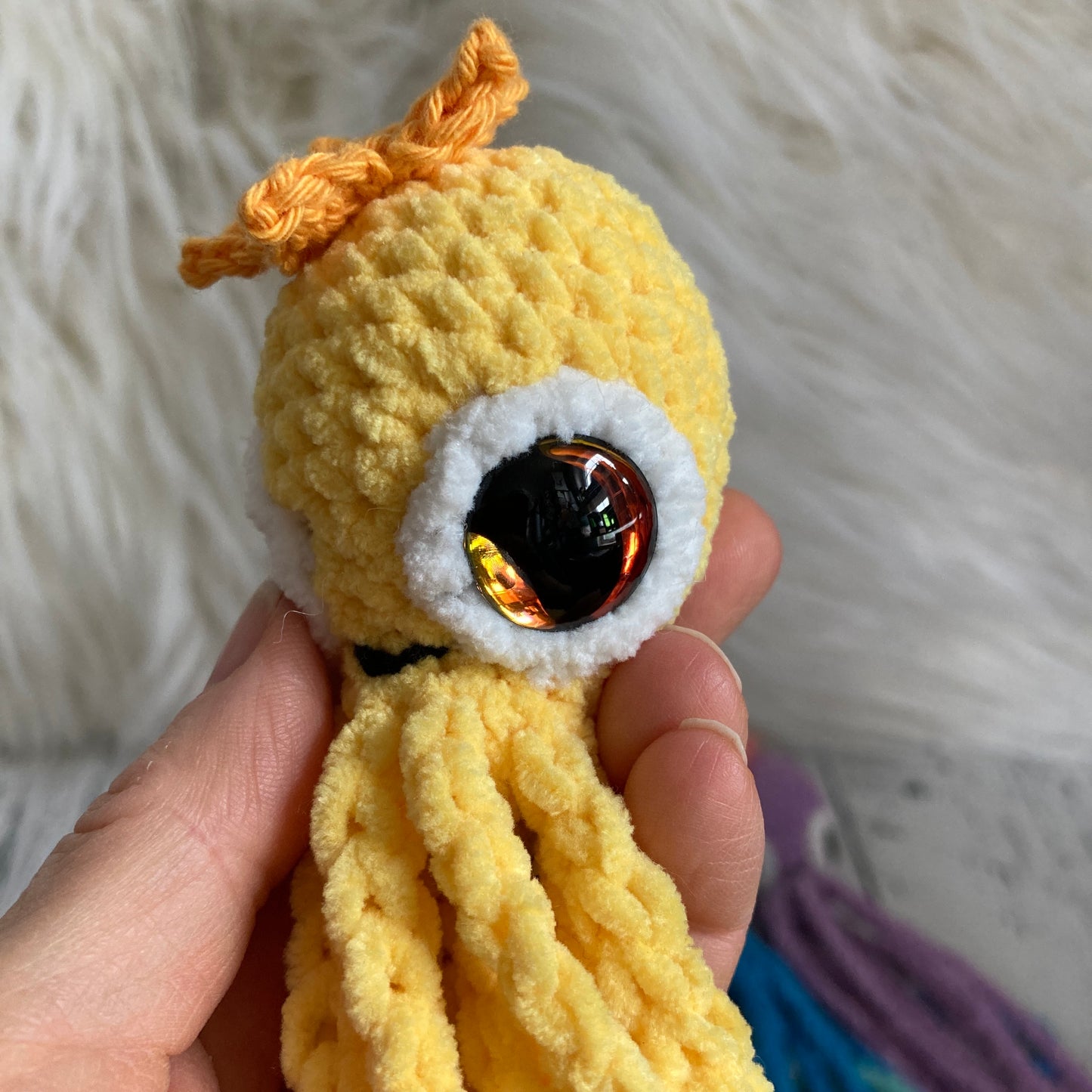 MINI OLLIE LA PIEUVRE - Darling Jaune - Amigurumi HOCHET avec MAGNIFIQUES YEUX IRIDESCENTS CUIVRE (#1064)