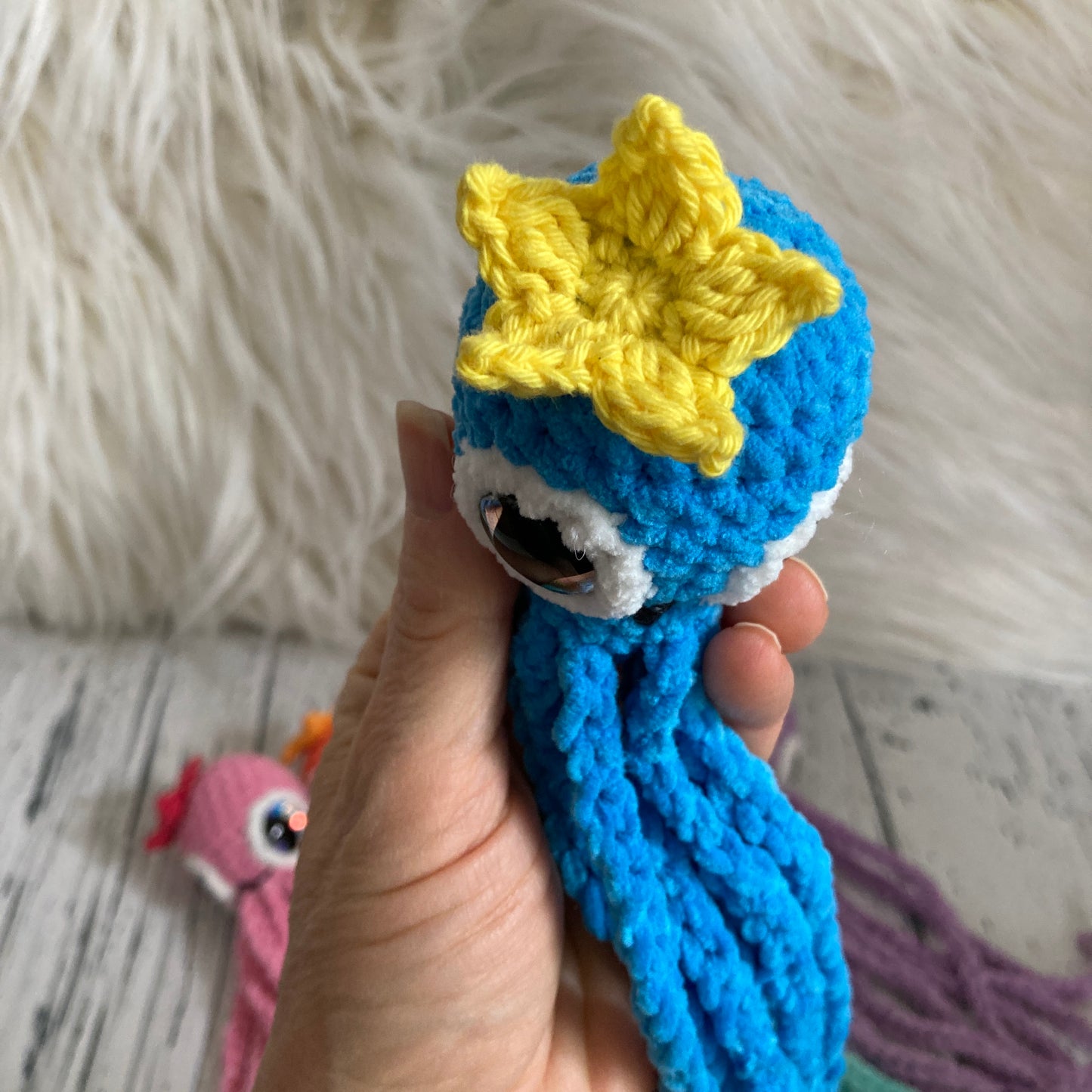 MINI OLLIE LA PIEUVRE - Darling Bleu - Amigurumi HOCHET avec MAGNIFIQUES YEUX IRIDESCENTS OR (#1066)