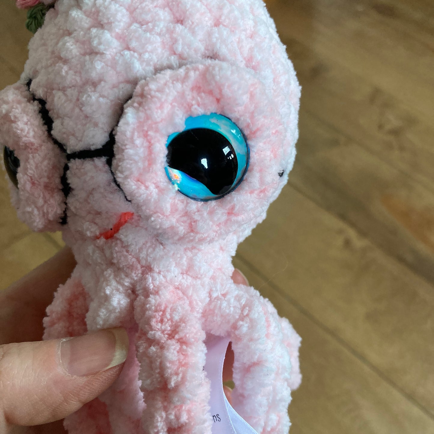 OLLIE LA PIEUVRE Rose bébé - Amigurumi HOCHET avec MAGNIFIQUES YEUX IRIDESCENTS BLEU (#1054)