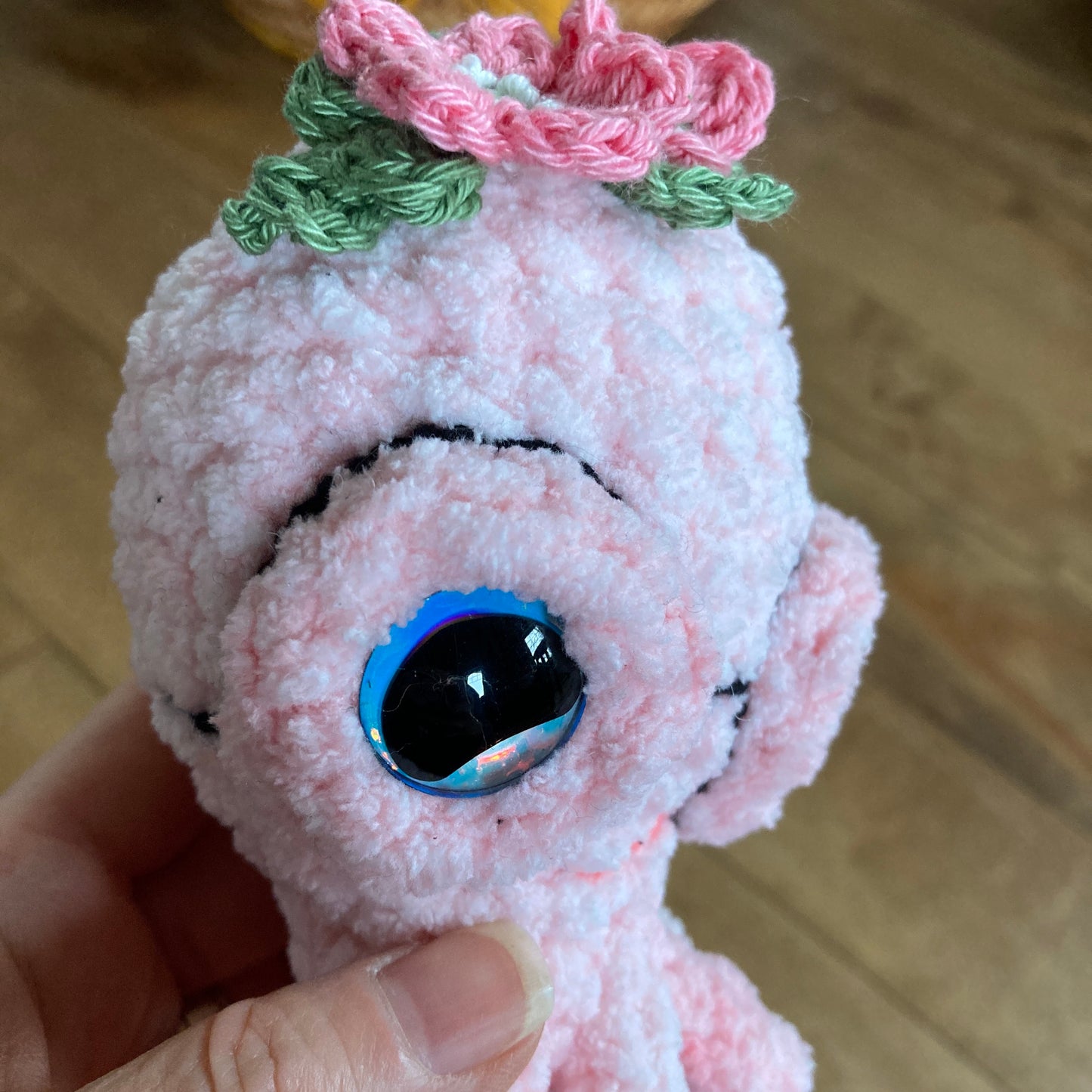 OLLIE LA PIEUVRE Rose bébé - Amigurumi HOCHET avec MAGNIFIQUES YEUX IRIDESCENTS BLEU (#1054)