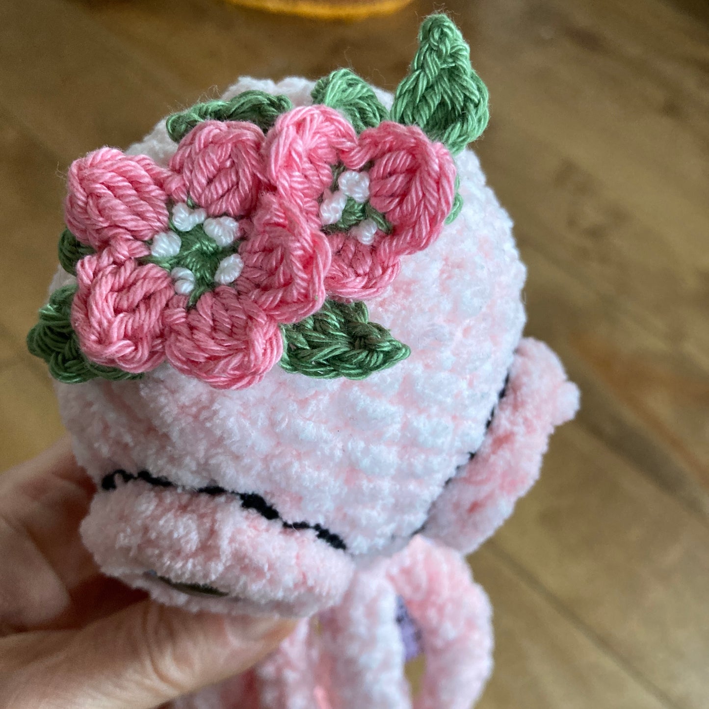 OLLIE LA PIEUVRE Rose bébé - Amigurumi HOCHET avec MAGNIFIQUES YEUX IRIDESCENTS BLEU (#1054)