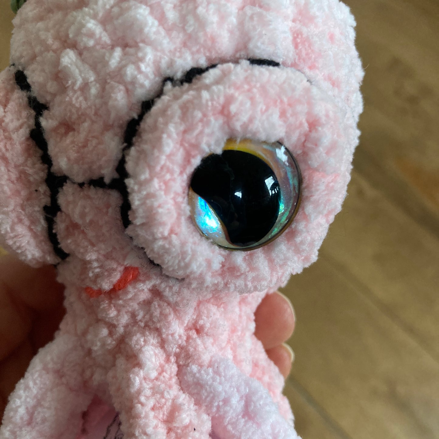 OLLIE LA PIEUVRE Rose bébé - Amigurumi HOCHET avec MAGNIFIQUES YEUX IRIDESCENTS OR (#1053)
