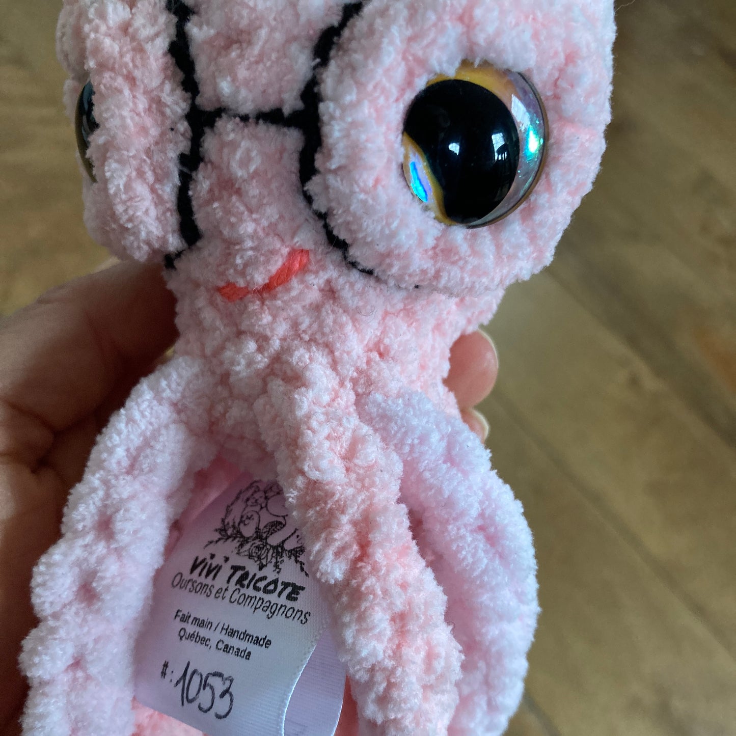 OLLIE LA PIEUVRE Rose bébé - Amigurumi HOCHET avec MAGNIFIQUES YEUX IRIDESCENTS OR (#1053)