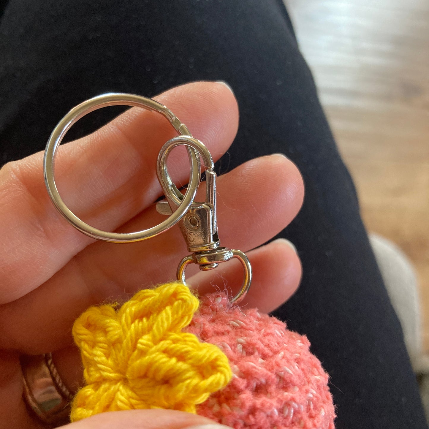 PORTE-CLÉS MINI OLLIE LA PIEUVRE CORAIL - Amigurumi qui BRILLE DANS LE NOIR
