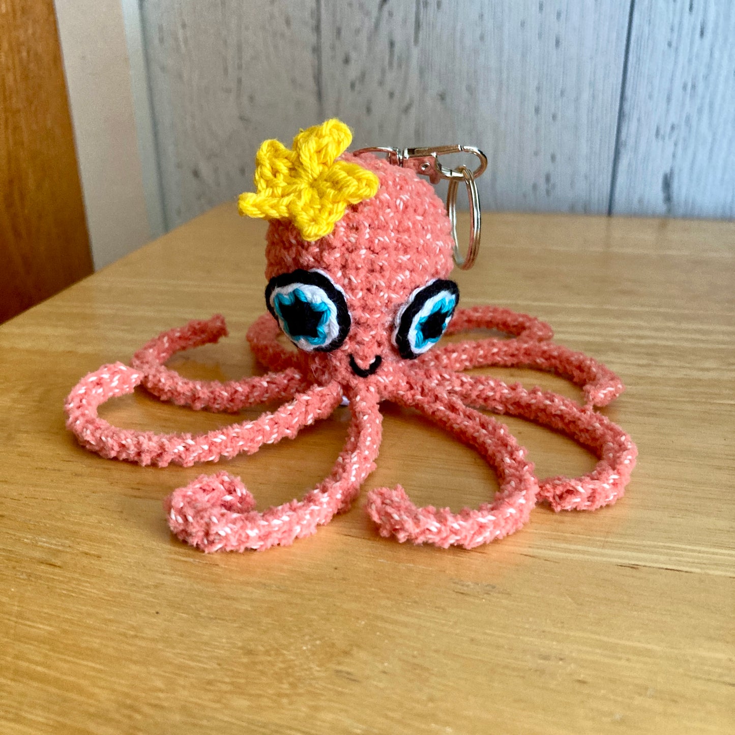 PORTE-CLÉS MINI OLLIE LA PIEUVRE CORAIL - Amigurumi qui BRILLE DANS LE NOIR