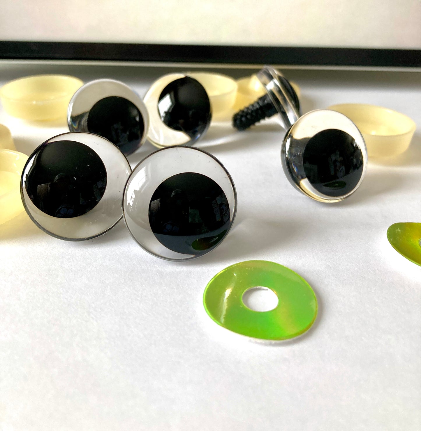 YEUX 3D DEMI-LUNE Jaune-Vert - 14mm - 16mm - 18mm - 20mm - 25mm - 30mm - 35mm