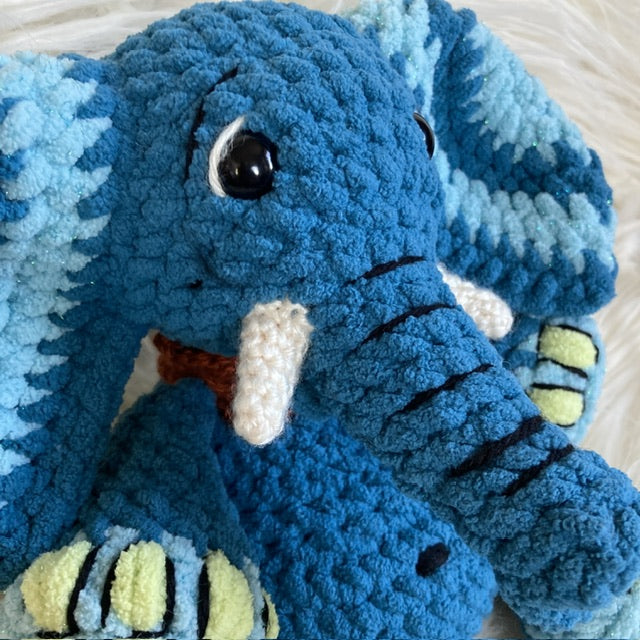 AKILI L’ÉLÉPHANT TURQUOISE à grosse bedaine - peut être personnalisé en PELUCHE DE NAISSANCE