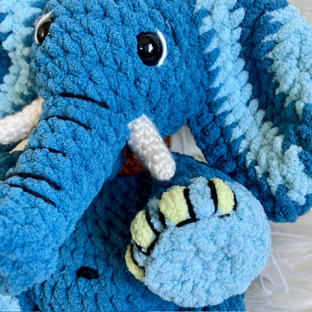 AKILI L’ÉLÉPHANT TURQUOISE à grosse bedaine - peut être personnalisé en PELUCHE DE NAISSANCE