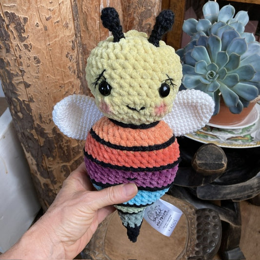 BEEBEE L’ABEILLE aux couleur arc-en-ciel