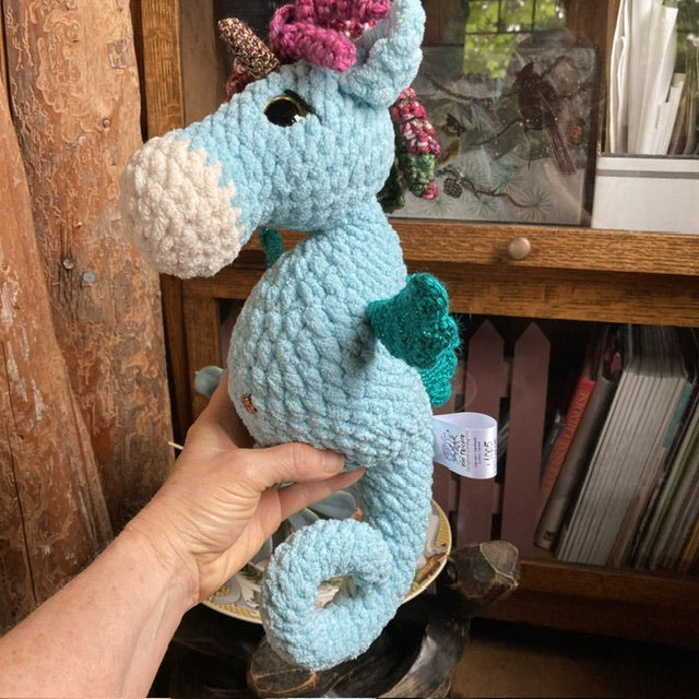 THE SPARKLING UNICORN, the little curly sea unicorn with pretty aquatic colors