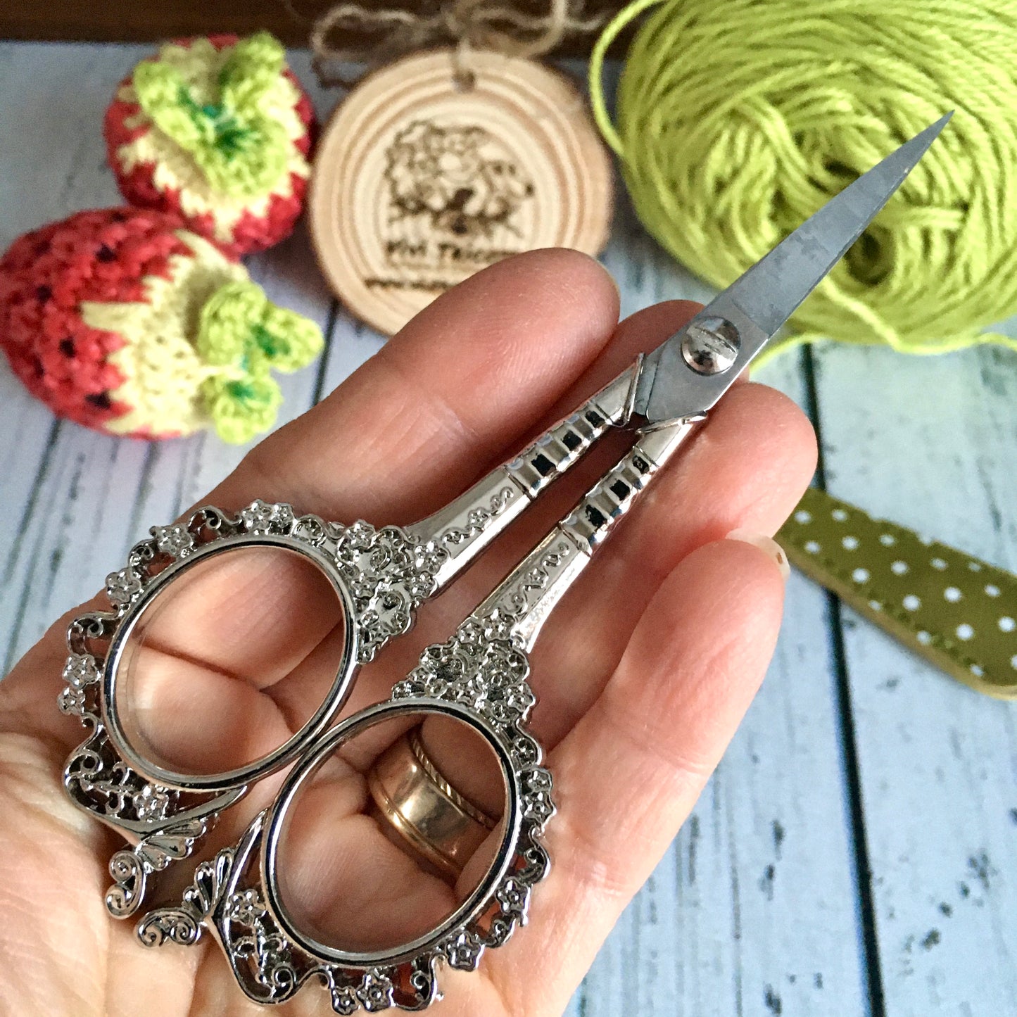 CISEAUX À BRODER motif fleurs