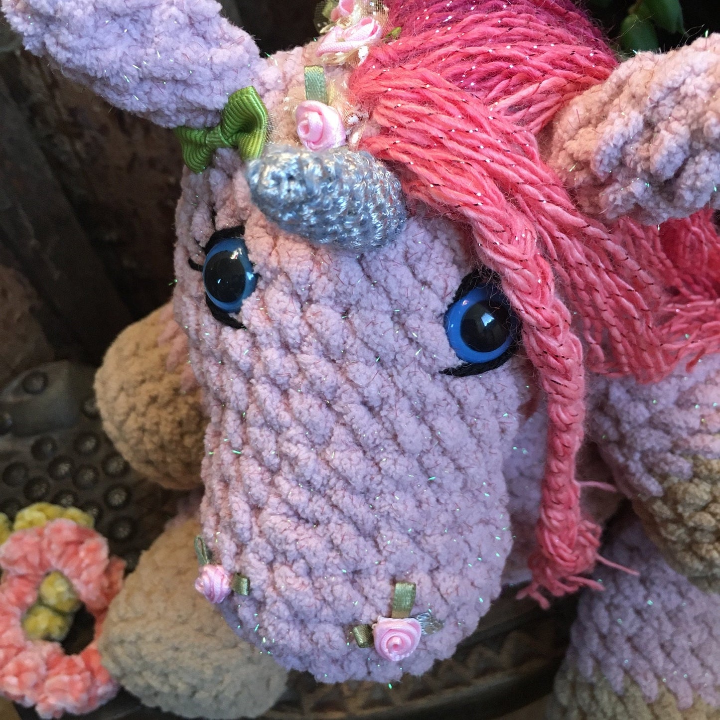 LÉNA LA LICORNE BLING-BLING À COIFFER aux couleurs scintillantes rose et beige, cadeau unique très girly, Peut être personnalisée en TOUTOU DE NAISSANCE